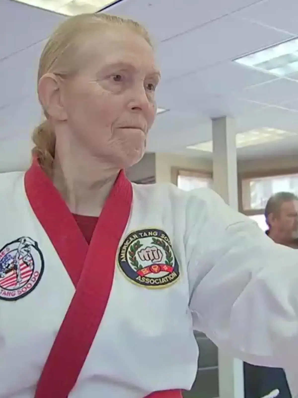 Mit 82 Jahren trainiert Stephanie Brooks schon für den zweiten schwarzen Gürtel.