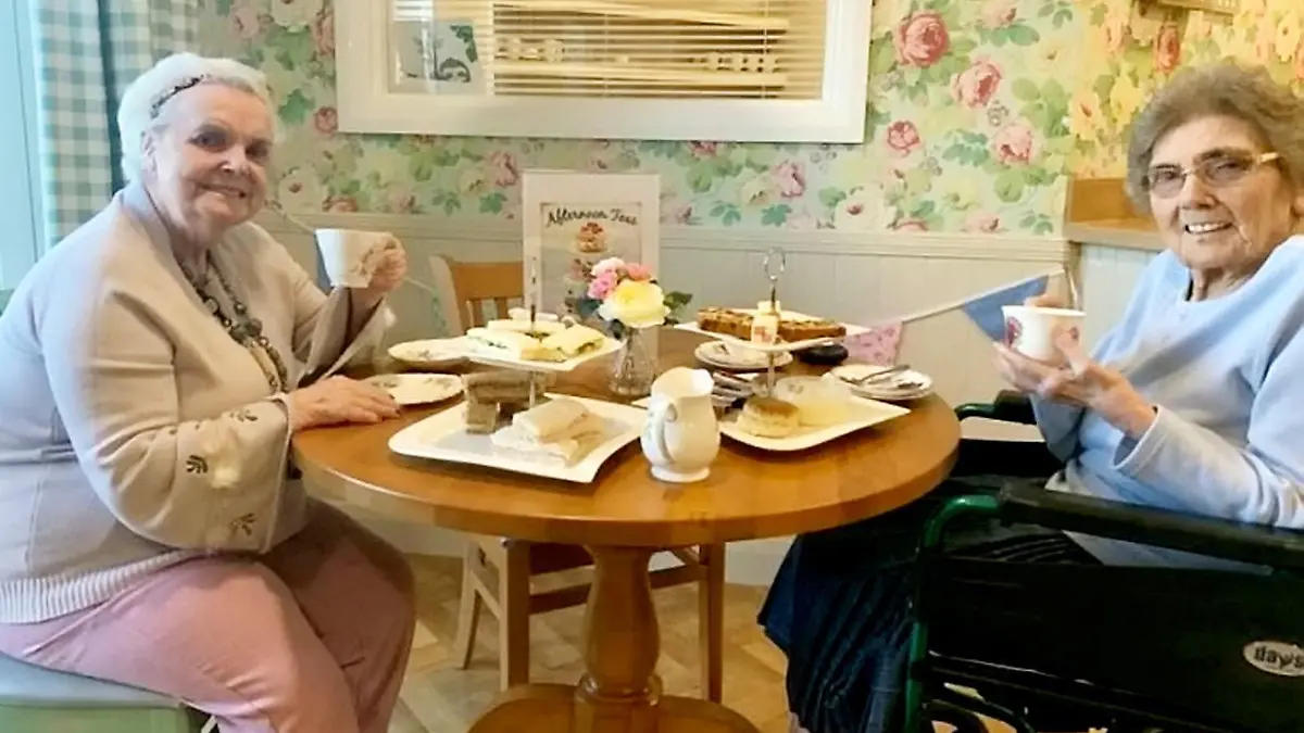 SONDERKONDITIONEN: Satzpreis!
Audrey Shiston (in blue) and Margaret Moore (in brown jumper) are reunited. See SWNS story SWMDreunited; Two schoolfriends who last saw each other in 1951 have been reunited at a residential care home after more than 70 years apart. Audrey Sishton and Margaret Moore, both 86, were friends at the Belt Road School for Girls in Cannock, Staffs., during the late 1940s and early 1950s. After they had finished school, the pair went in their separate directions to marry and raise their families. Despite both still continuing to live in the Cannock area, the pair last saw each other in 1951 when they both were 15-years-old. Now, the friends have been reunited at the Littleton Lodge care home in Hednesford, Staffs., after Audrey temporarily moved whilst her house was undergoing repair work. Margaret, who has four children and seven grandchildren, had been living at the luxury care home on Bishop Street since June 2021.  Audrey immediately clocked eyes on fellow Belt Road School for Girls pupil Margaret, who had been in her class, and the pair quickly rekindled their friendship.  / action press