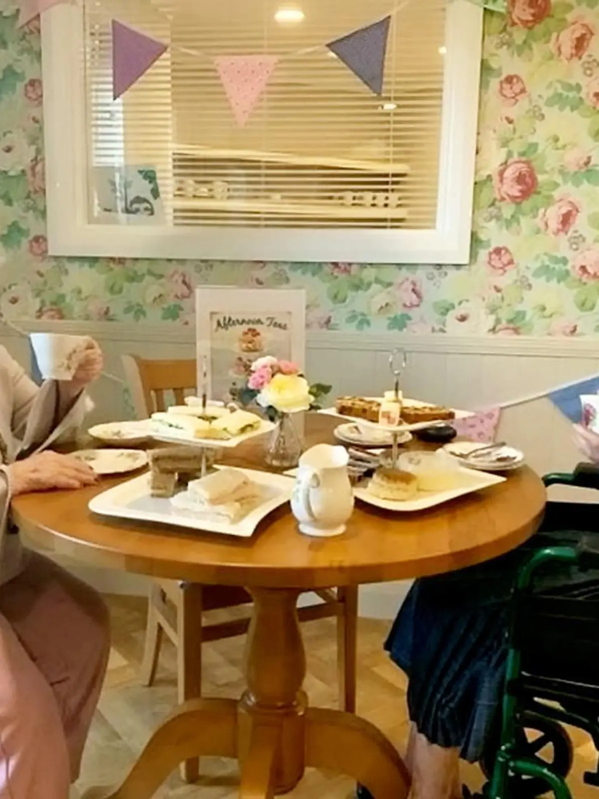 SONDERKONDITIONEN: Satzpreis!
Audrey Shiston (in blue) and Margaret Moore (in brown jumper) are reunited. See SWNS story SWMDreunited; Two schoolfriends who last saw each other in 1951 have been reunited at a residential care home after more than 70 years apart. Audrey Sishton and Margaret Moore, both 86, were friends at the Belt Road School for Girls in Cannock, Staffs., during the late 1940s and early 1950s. After they had finished school, the pair went in their separate directions to marry and raise their families. Despite both still continuing to live in the Cannock area, the pair last saw each other in 1951 when they both were 15-years-old. Now, the friends have been reunited at the Littleton Lodge care home in Hednesford, Staffs., after Audrey temporarily moved whilst her house was undergoing repair work. Margaret, who has four children and seven grandchildren, had been living at the luxury care home on Bishop Street since June 2021.  Audrey immediately clocked eyes on fellow Belt Road School for Girls pupil Margaret, who had been in her class, and the pair quickly rekindled their friendship.  / action press