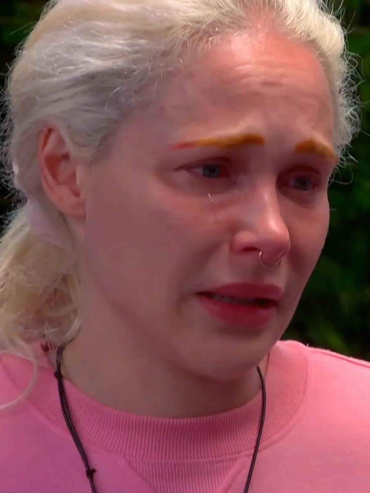 Theresia Fischer bricht im Sommerhaus in Tränen aus.