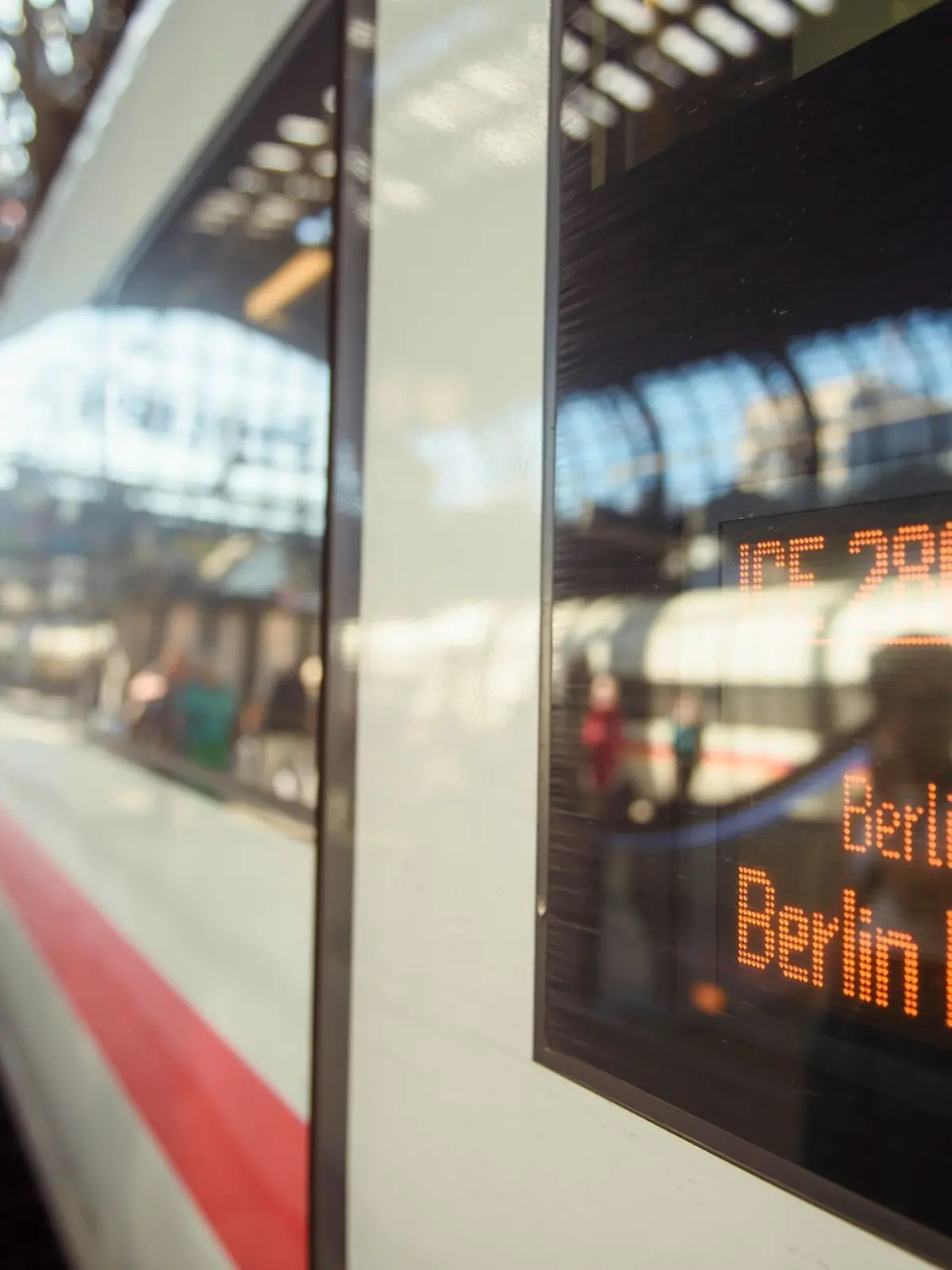 Bild zu: "Bahnverkehr lahmgelegt! Pendler brauchen Geduld"