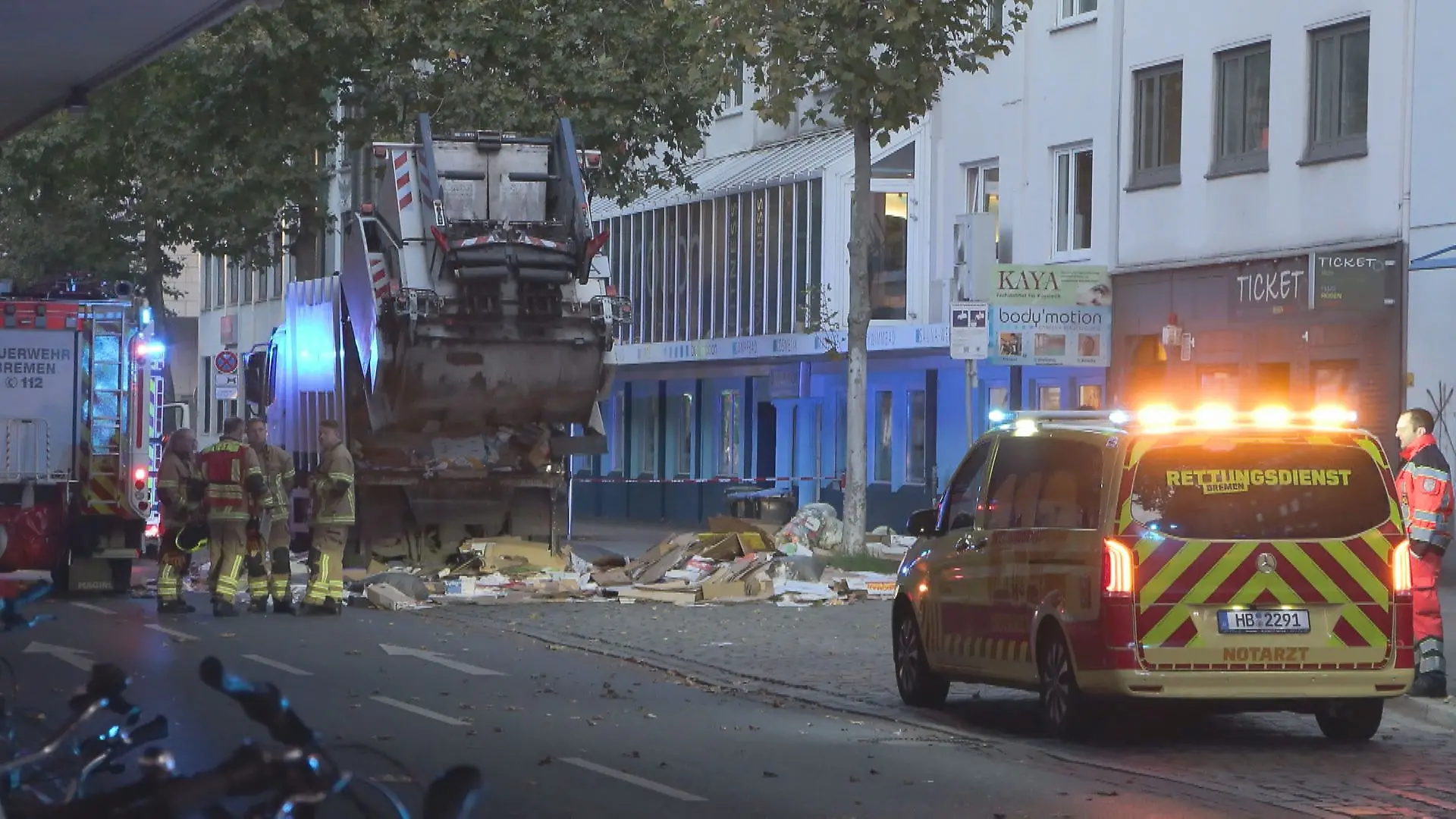 16.10.2024, Bremen: Feuerwehrleute haben einen leblosen Mann in einem Müllfahrzeug in Bremen entdeckt. Wie genau er ums Leben kam, ist bisher nicht bekannt.