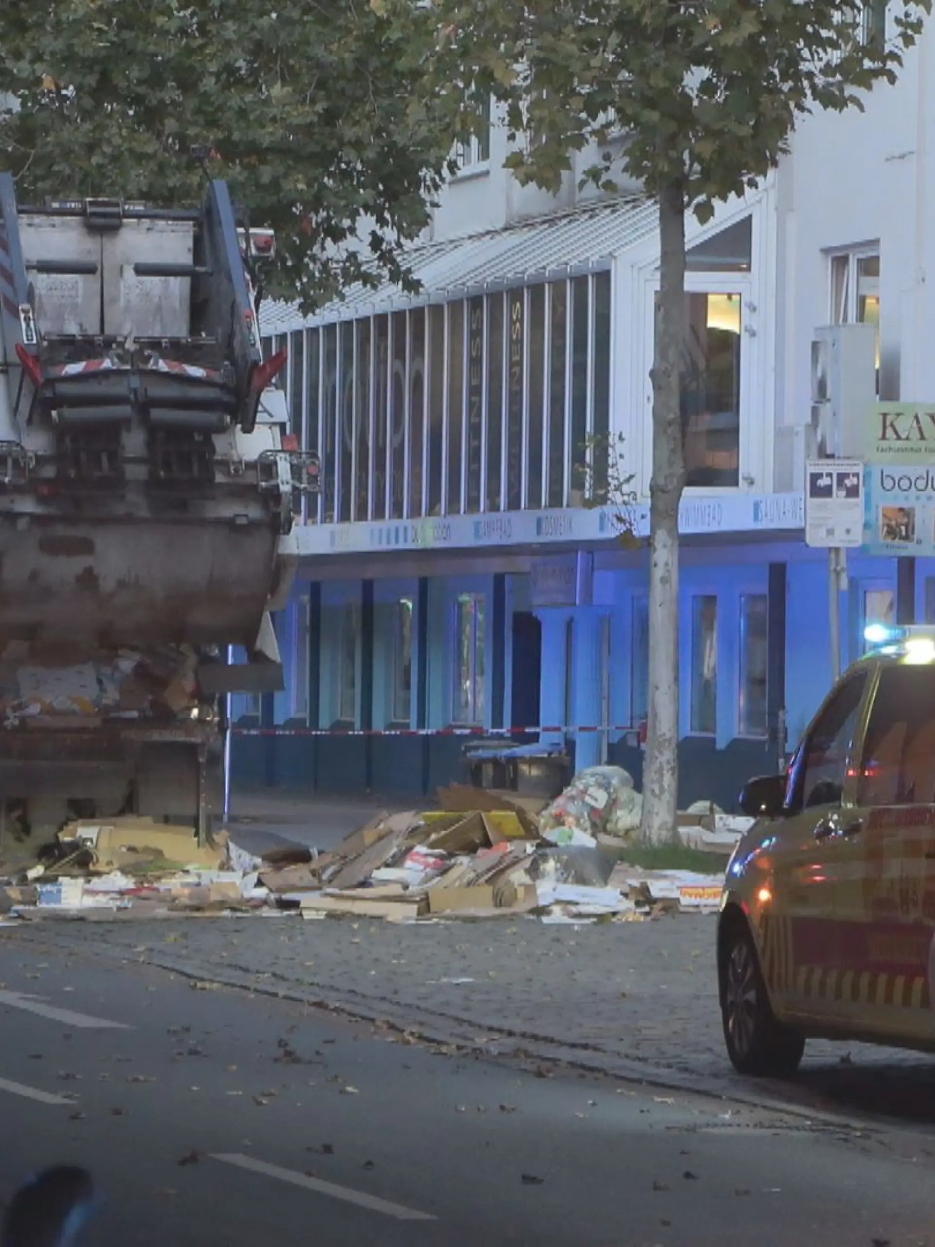 16.10.2024, Bremen: Feuerwehrleute haben einen leblosen Mann in einem Müllfahrzeug in Bremen entdeckt. Wie genau er ums Leben kam, ist bisher nicht bekannt.