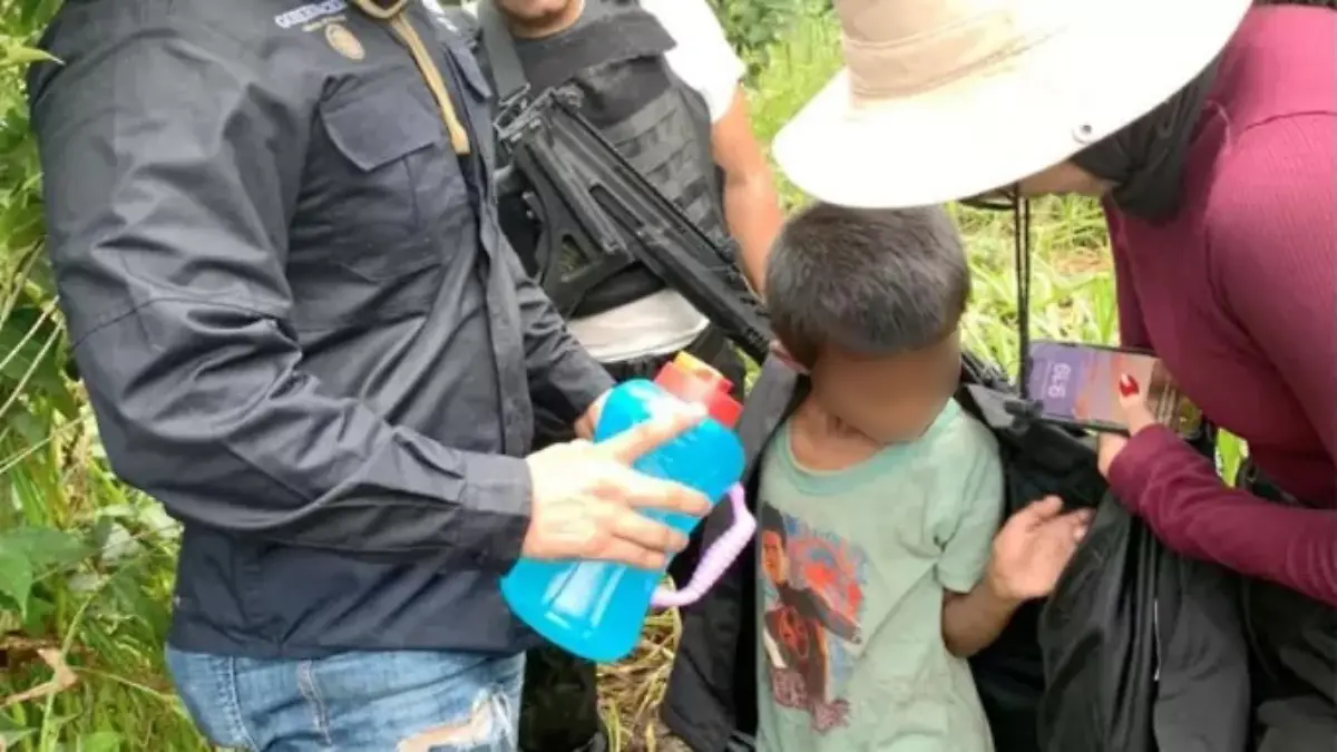 Ein kleiner Junge zwischen zwei Männern im Dschungel von Mexiko.