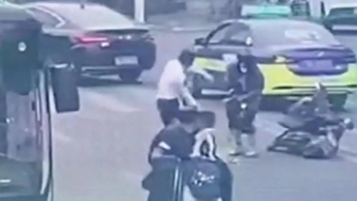 Kleinkind ringt nach Luft! Busfahrer legt Notbremsung ein Mit seinem Instinkt rettet er ihm das Leben