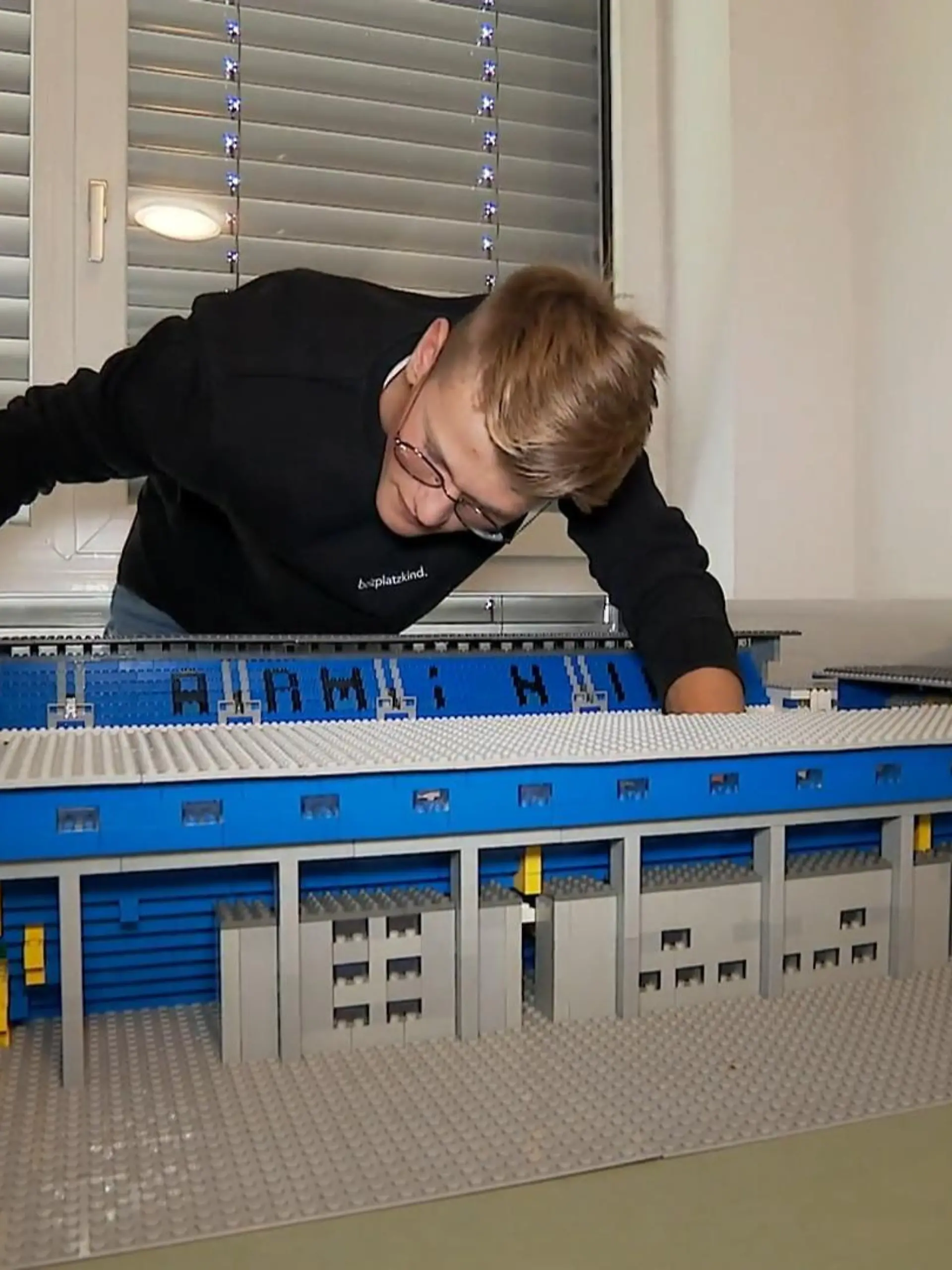 Bild zu: "Teenager baut Stadien aus Lego"