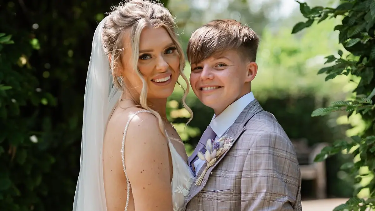 Braut postet Hochzeitsbild und wird als pädophil beschimpft