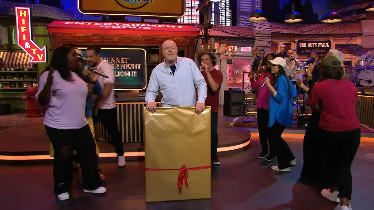 Singend wird Stefan Raab in seiner eigenen Show mit einem goldenen Geschenk überrascht.