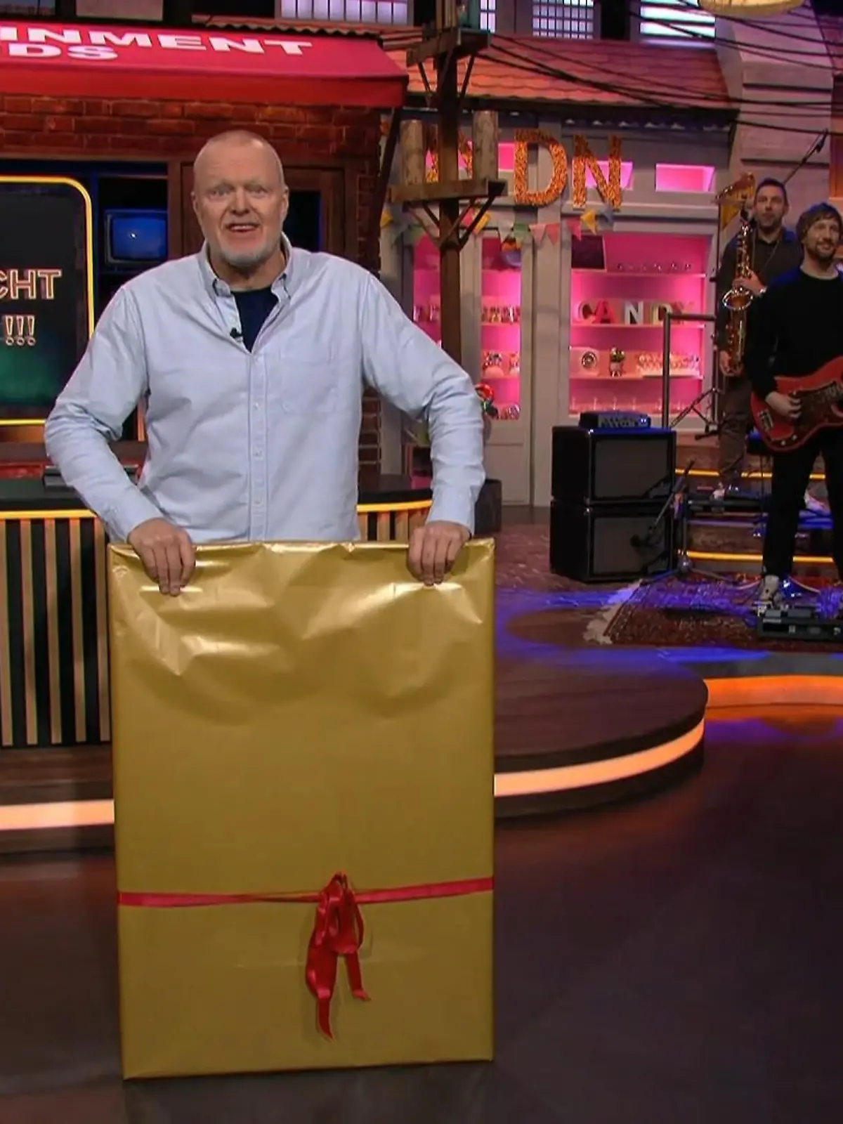 Was verbirgt sich hinter diesem goldenen Paket an Stefan Raab? 