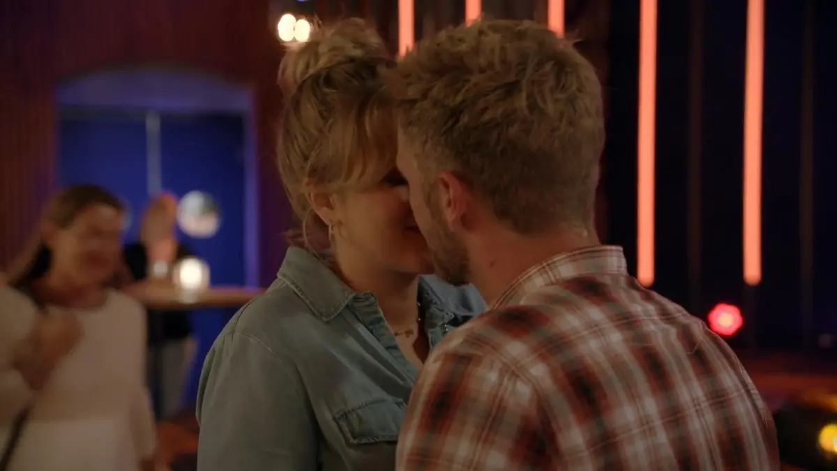 Alicia und Paul sind sooo verliebt. Aber können sie ihr Glück wirklich genießen? 