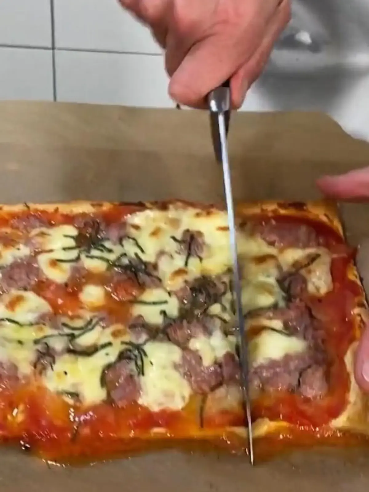 Bild zu: "Blätterteig-Pizza mit Salsiccia und Mozzarella"