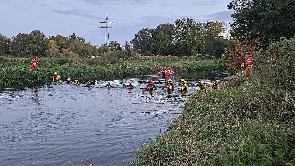 Die Polizei suchte vergeblich nach dem 19-Jährigen. Jetzt fanden Kräfte der DLRG eine männliche Leiche in der Ilmenau bei Melbeck (Niedersachsen).
