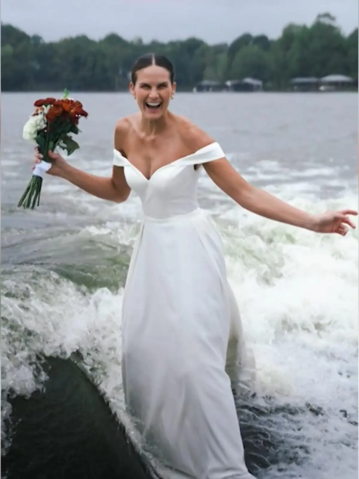 Bild zu: "Braut steigt für Hochzeitsfotos aufs Wakeboard"