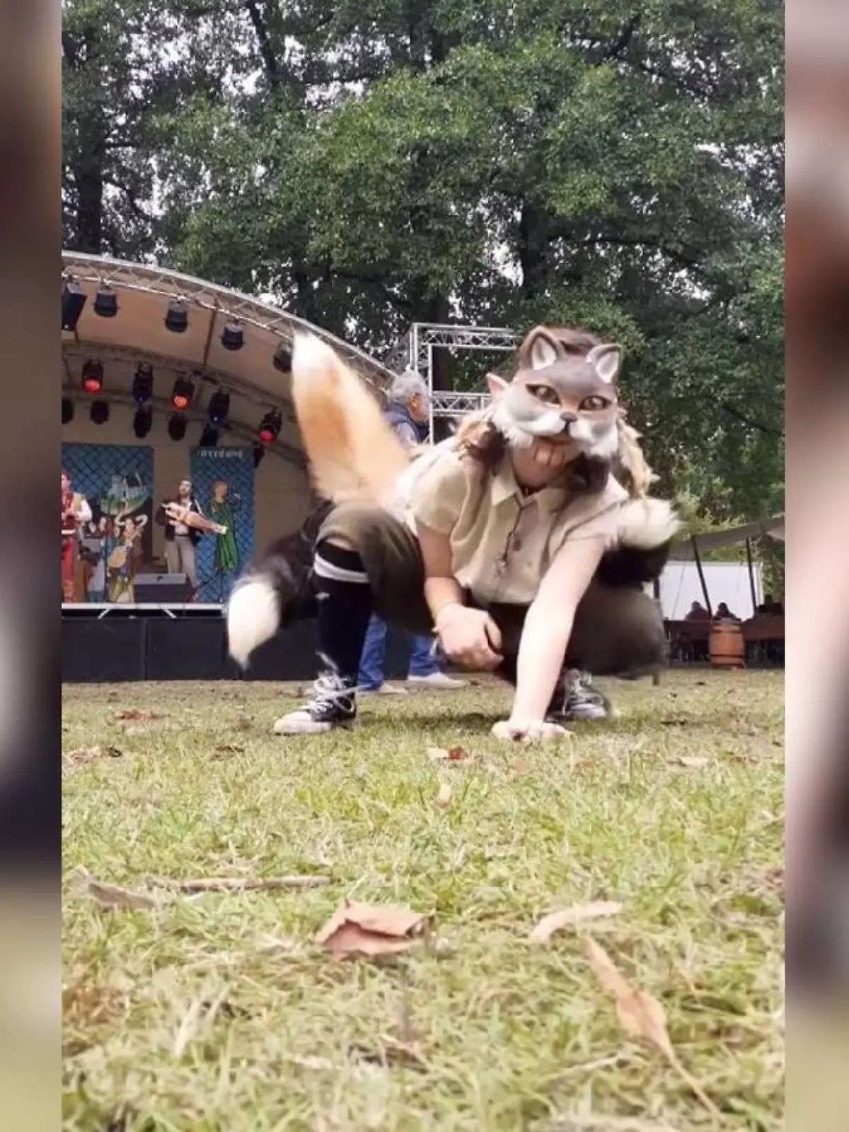 Beim Quadrobing verkleiden sich Kinder als Tiere und laufen auf allen Vieren.
