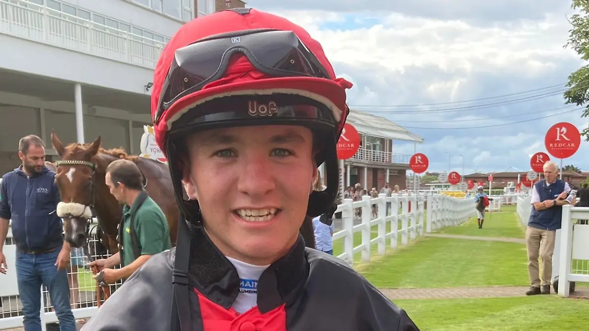 Jockey Rhys Elliott (18) verletzt sich bei einem Sturz schwer.