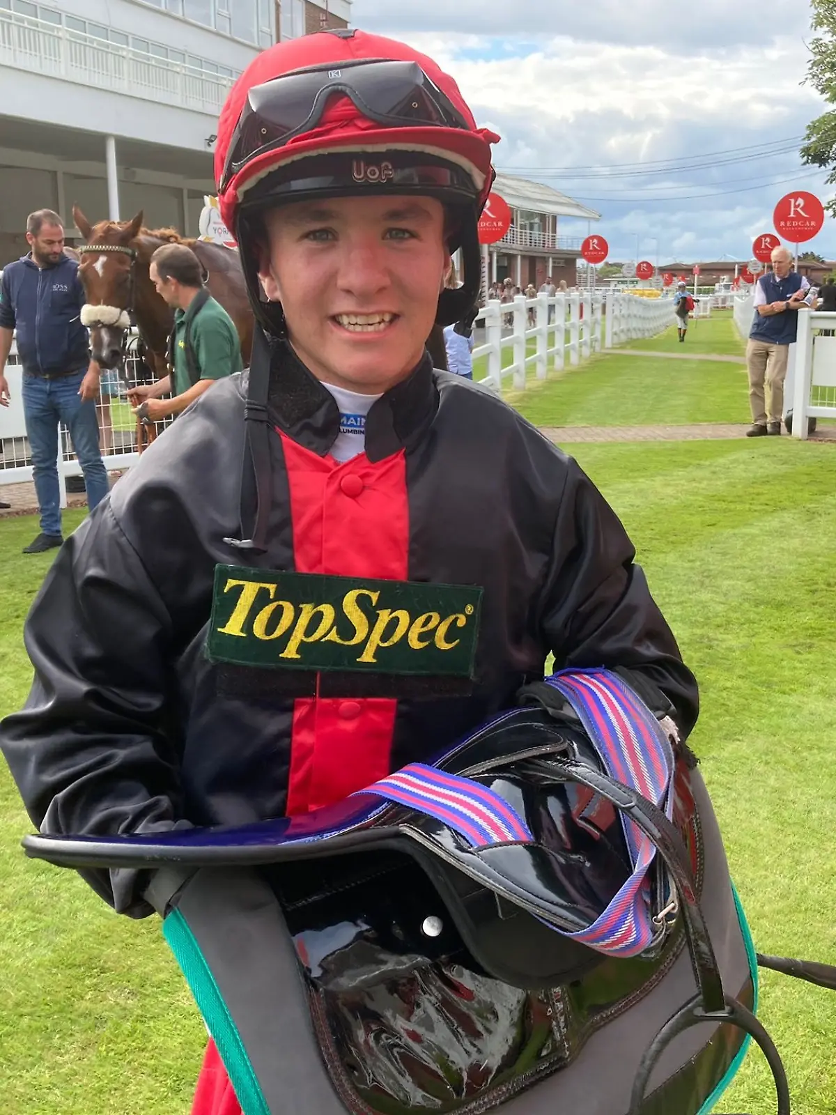 Jockey Rhys Elliott (18) verletzt sich bei einem Sturz schwer.