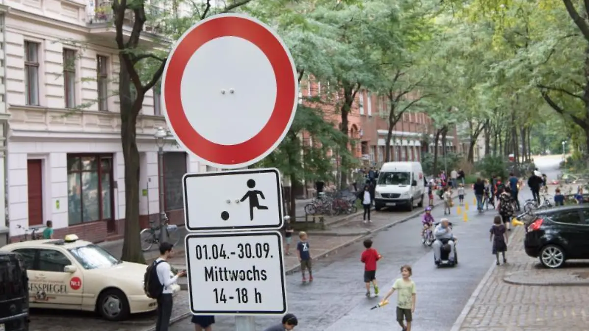 Kinder spielen auf einer temporären Spielstraße