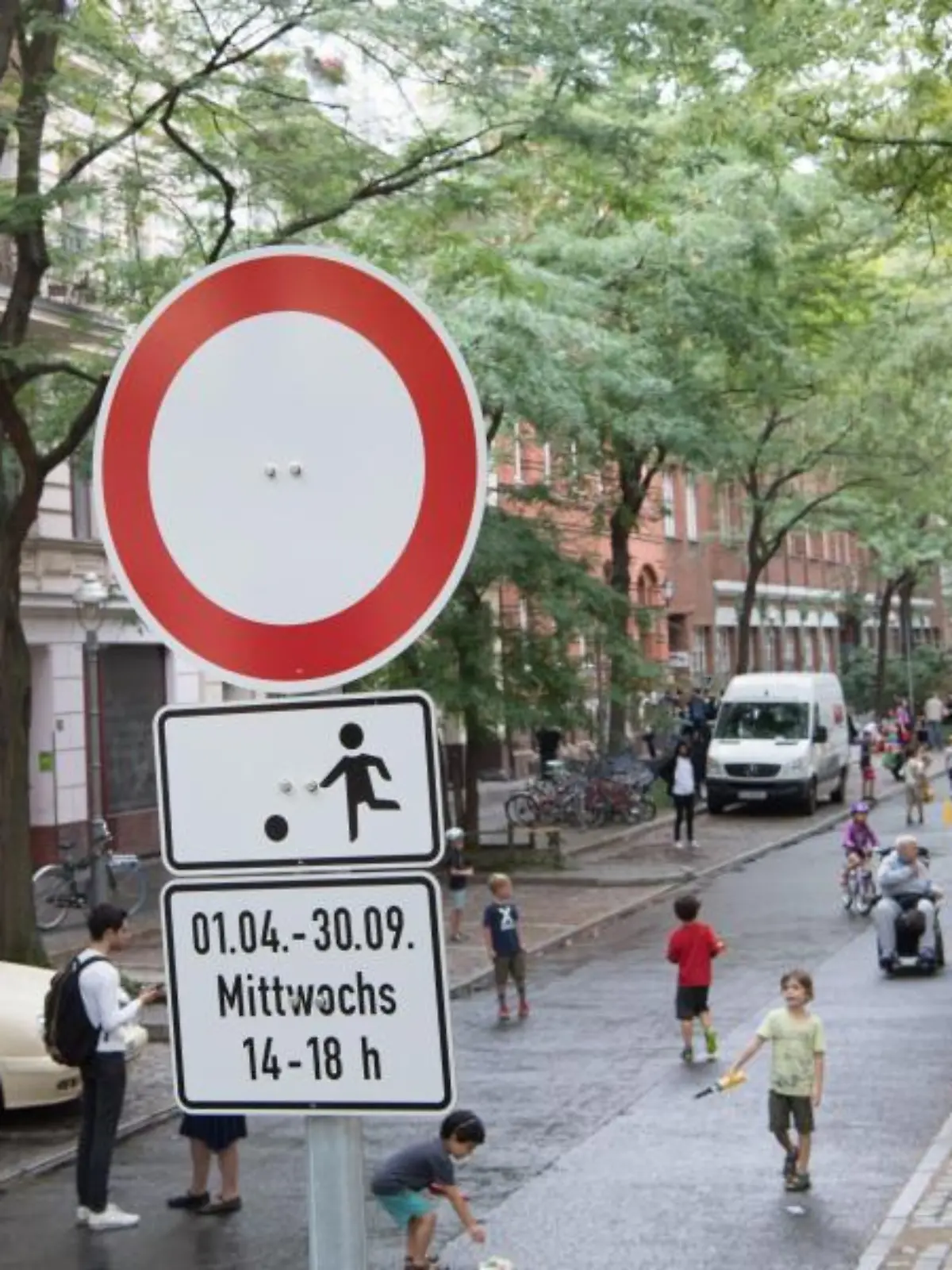 Kinder spielen auf einer temporären Spielstraße