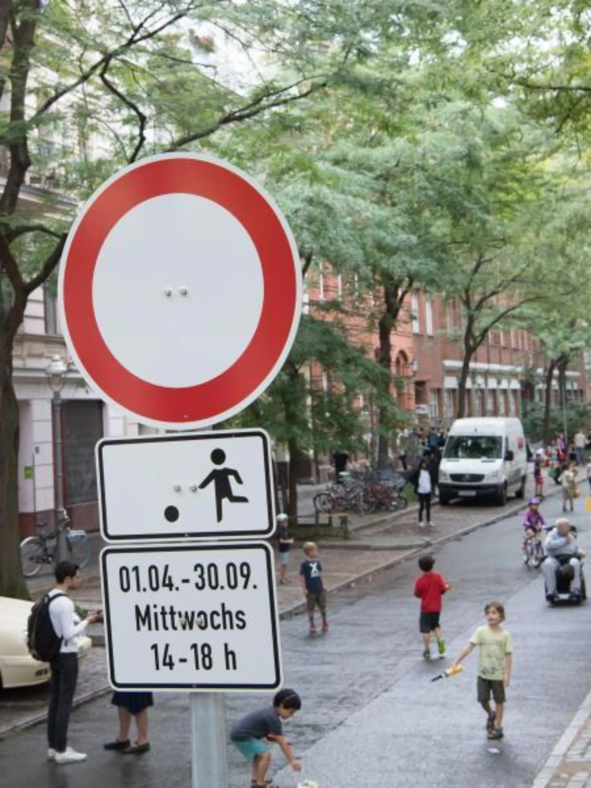 Kinder spielen auf einer temporären Spielstraße