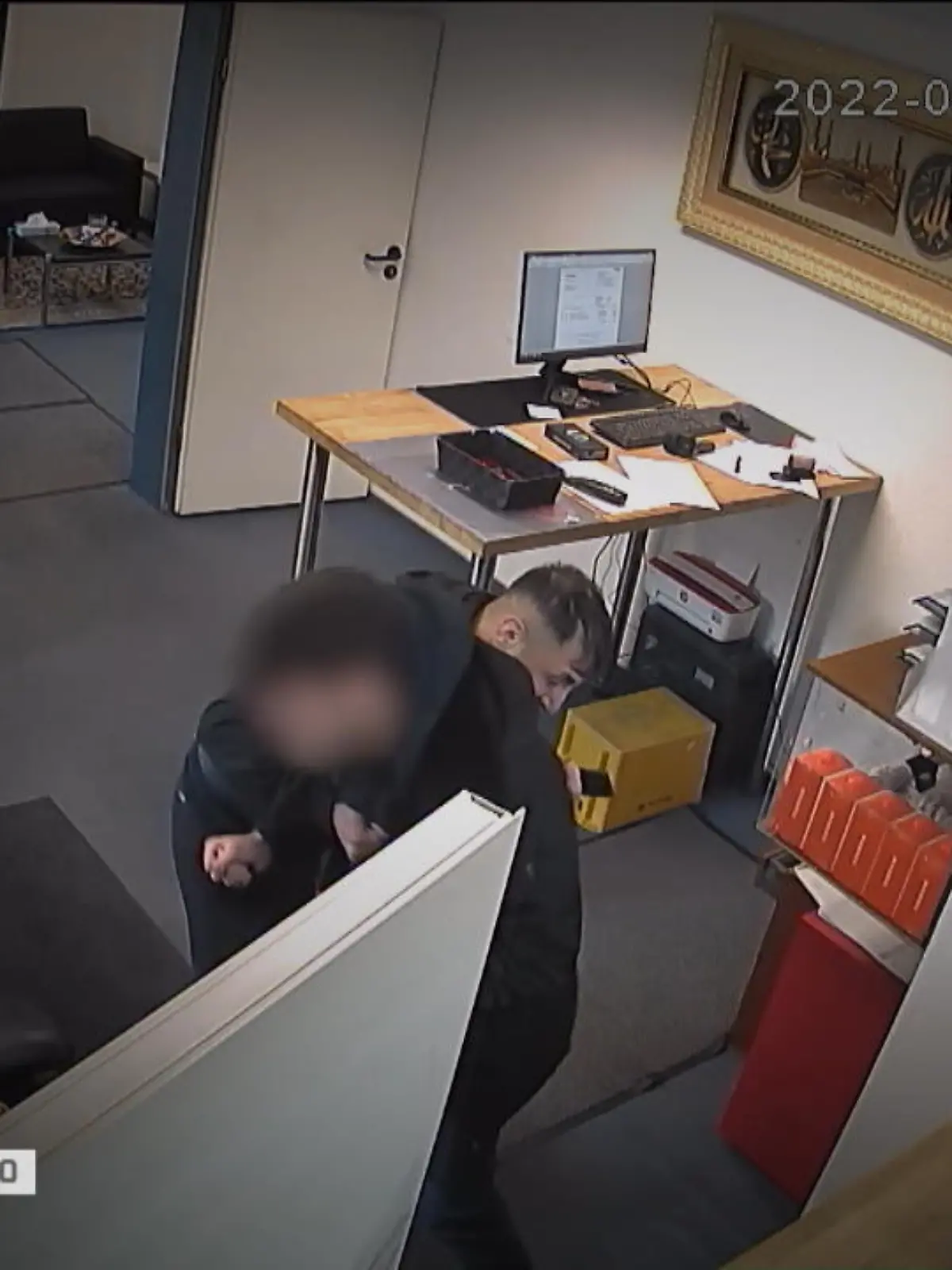 Es sind filmreife Szenen in einem Handyshop in Lünen: Ein vermeintlicher Kunde will mehrere Smartphones kaufen. Als er die Geräte hat, versprüht er Pfefferspray und will abhauen. Aber der Mann hat nicht mit einem derart mutigen Verkäufer gerechnet: Furchtlos und mit ordentlich Einsatz sorgt der Mitarbeiter dafür, dass der Dieb unfreiwillig bleibt. Er sperrt den Räuber in einen Tresorraum und ruft die Polizei.