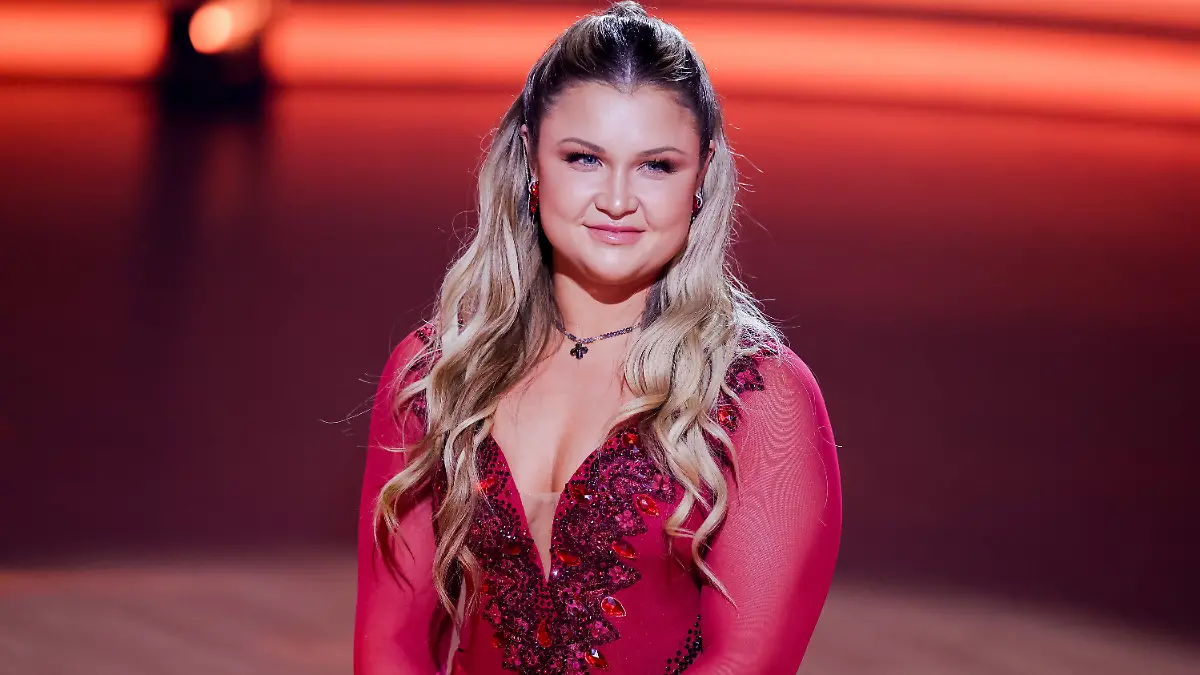 Sophia Thiel zeigt sich von ihrer goldenen Rückseite auf Instagram.