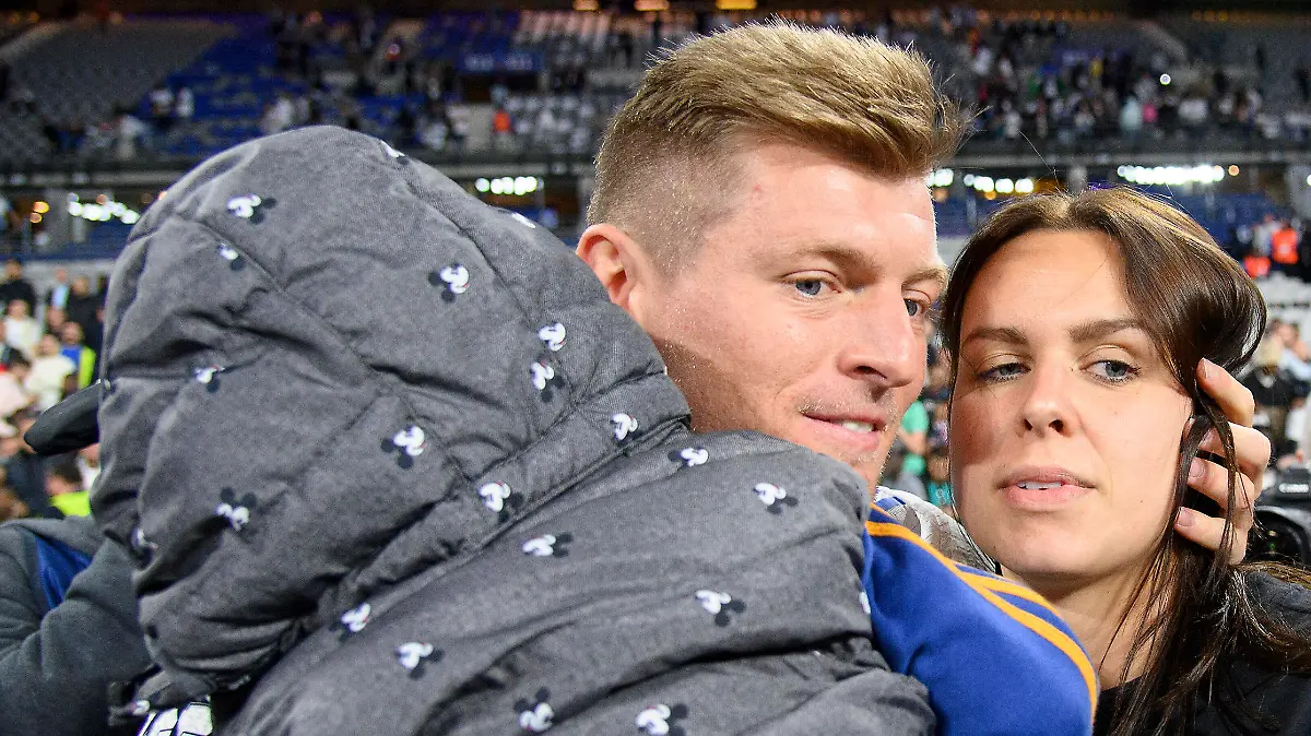 Toni KROOS Real mit Ehefrau Jessica und Baby, Fussball Champions League Finale 2022, Liverpool FC LFC - Real Madrid Real 0:1, am 28.05.2022 in Paris/ Frankreich.  *** Toni KROOS Real with wife Jessica and baby, Football Champions League Final 2022, Liverpool FC LFC Real Madrid Real 0 1, on 28 05 2022 in Paris France  