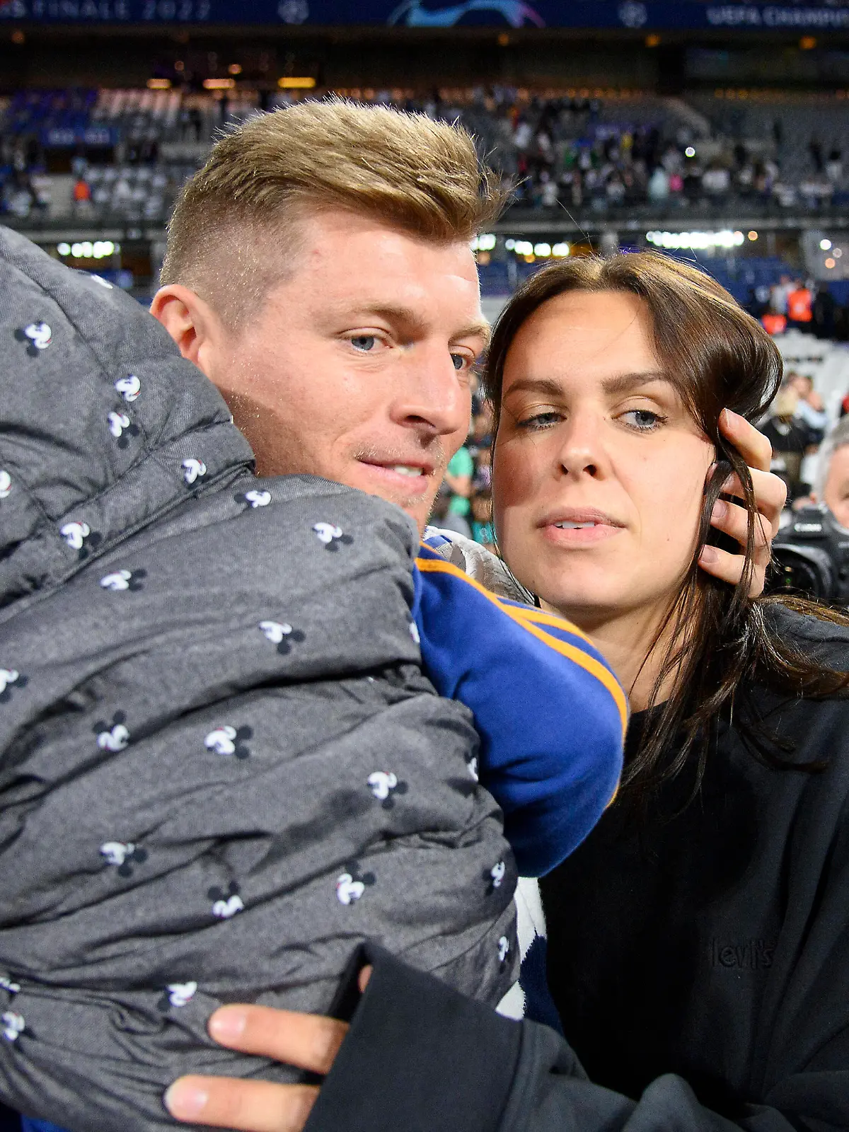 Toni KROOS Real mit Ehefrau Jessica und Baby, Fussball Champions League Finale 2022, Liverpool FC LFC - Real Madrid Real 0:1, am 28.05.2022 in Paris/ Frankreich.  *** Toni KROOS Real with wife Jessica and baby, Football Champions League Final 2022, Liverpool FC LFC Real Madrid Real 0 1, on 28 05 2022 in Paris France  