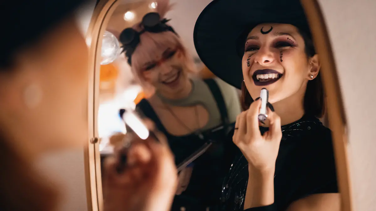 Frauen bereiten sich für Halloween vor.