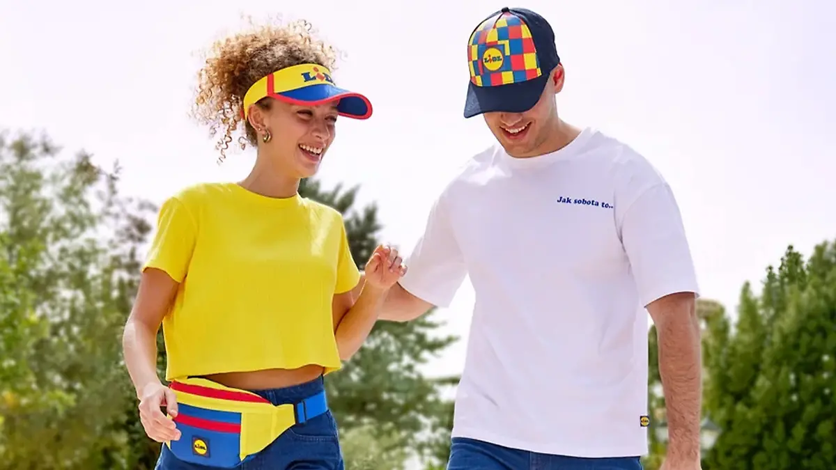 Frau und Mann mit Lidl-Kleidung mit Logo.