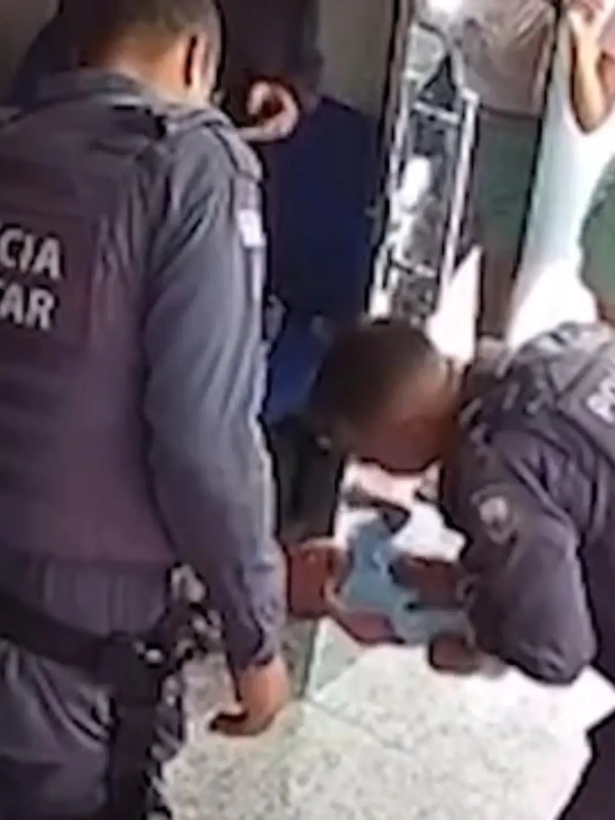 Richtige Reaktion! Polizist rettet Baby vor dem Ersticken