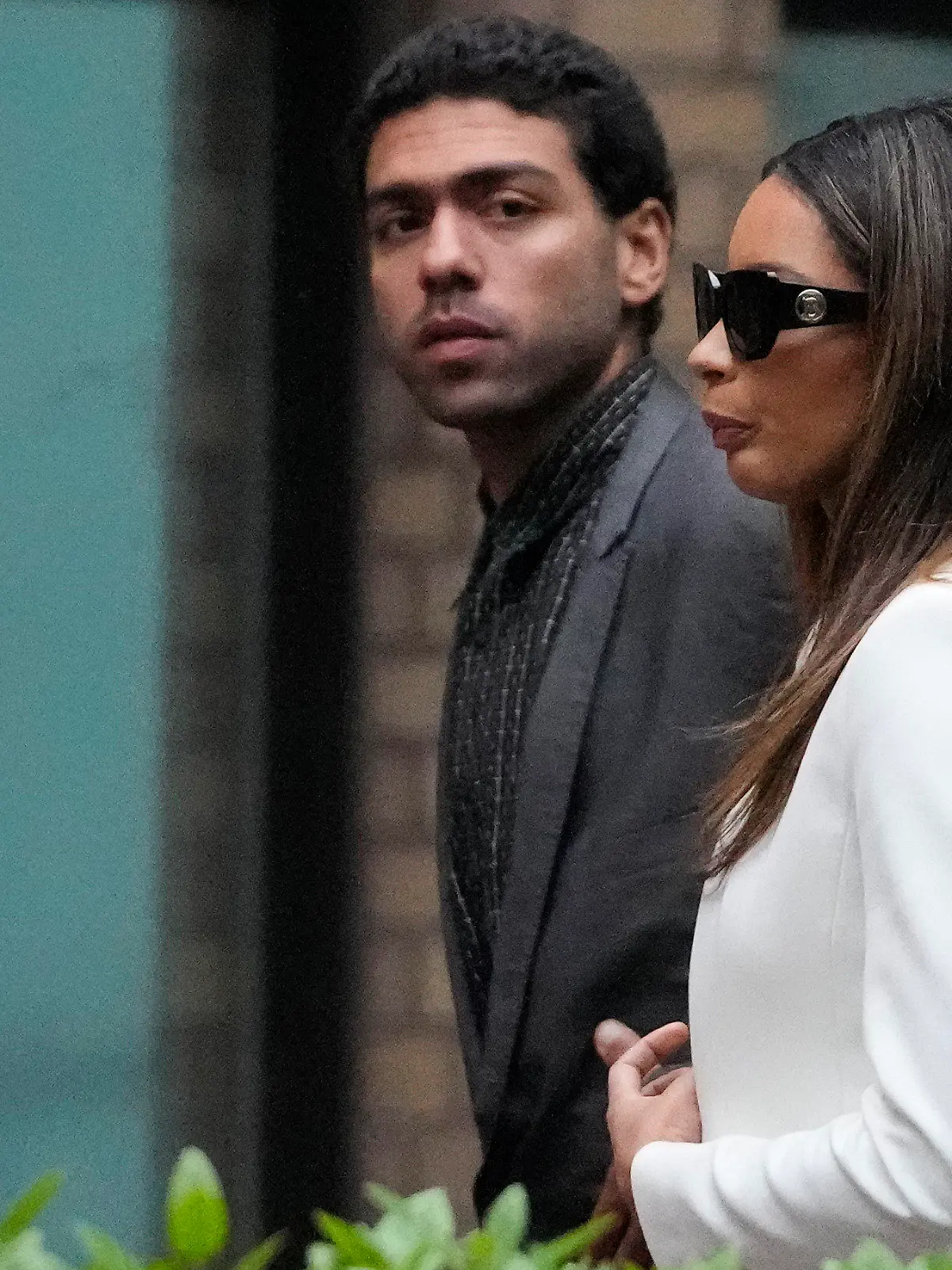 29.04.2022, Großbritannien, London: Noah Becker (l), Sohn des ehemaligen Tennis-Profis aus Deutschland Boris Becker, und Lilian de Carvalho Monteiro, Lebensgefährting von Boris Becker, gehen gemeinsam auf dem Gelände des Southwark Crown Courts während einer Mittagspause. Mit großer Spannung wird in London das Strafmaß für die Tennis-Legende Boris Becker erwartet. Foto: Frank Augstein/AP/dpa +++ dpa-Bildfunk +++
