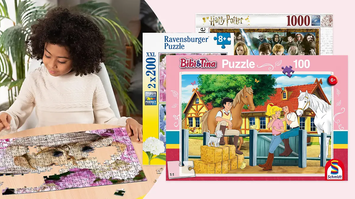 Mädchen puzzelt am Tisch, daneben drei Puzzle-Verpackungen