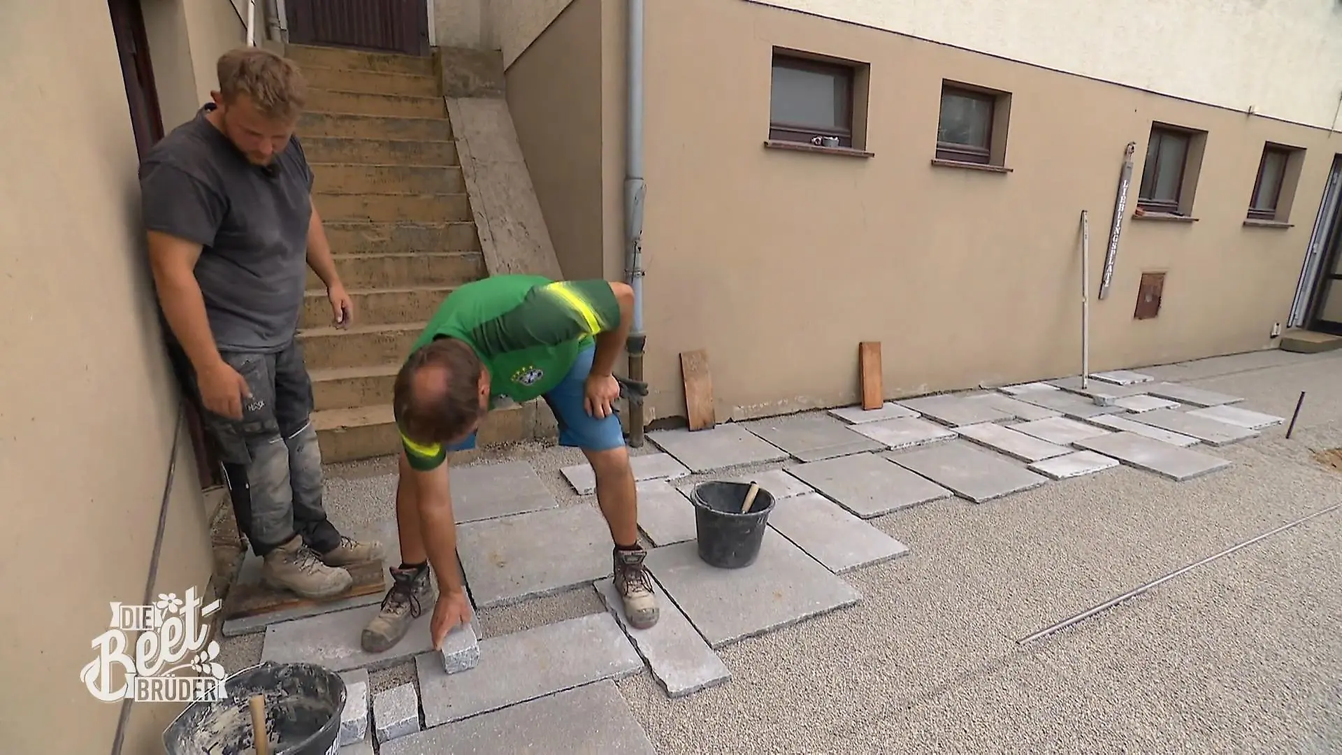Terrasse wird gepflastert Bei Ali und Lisa