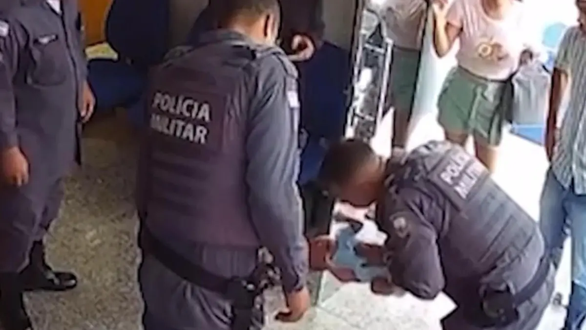 In letzter Sekunde! Polizist rettet Baby vor dem Ersticken