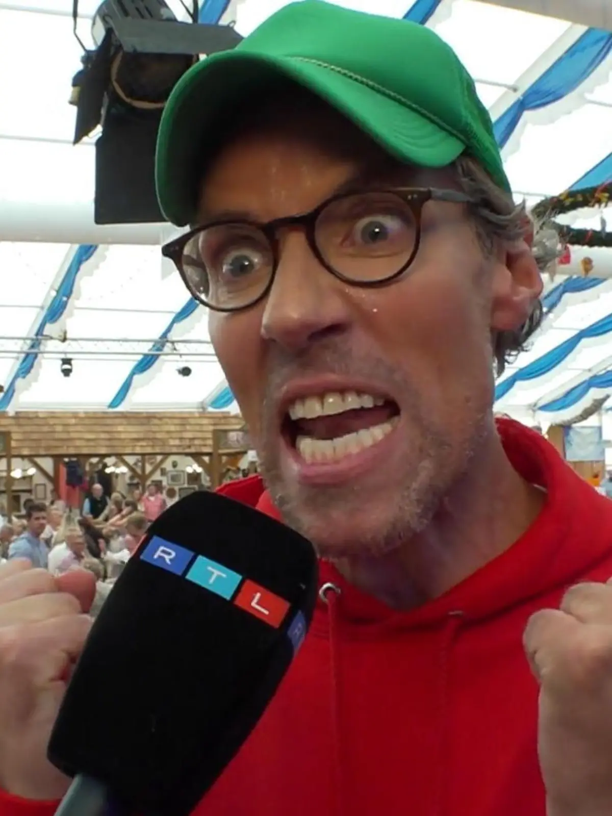 Jens Hilbert reißt im RTL-Interview die Augen weit auf.