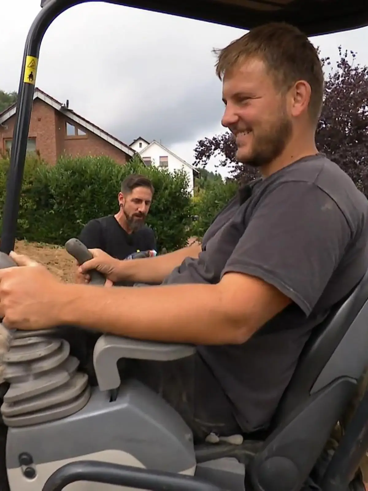 Bild zu: "Ein Ständchen für den Baggerfahrer!"