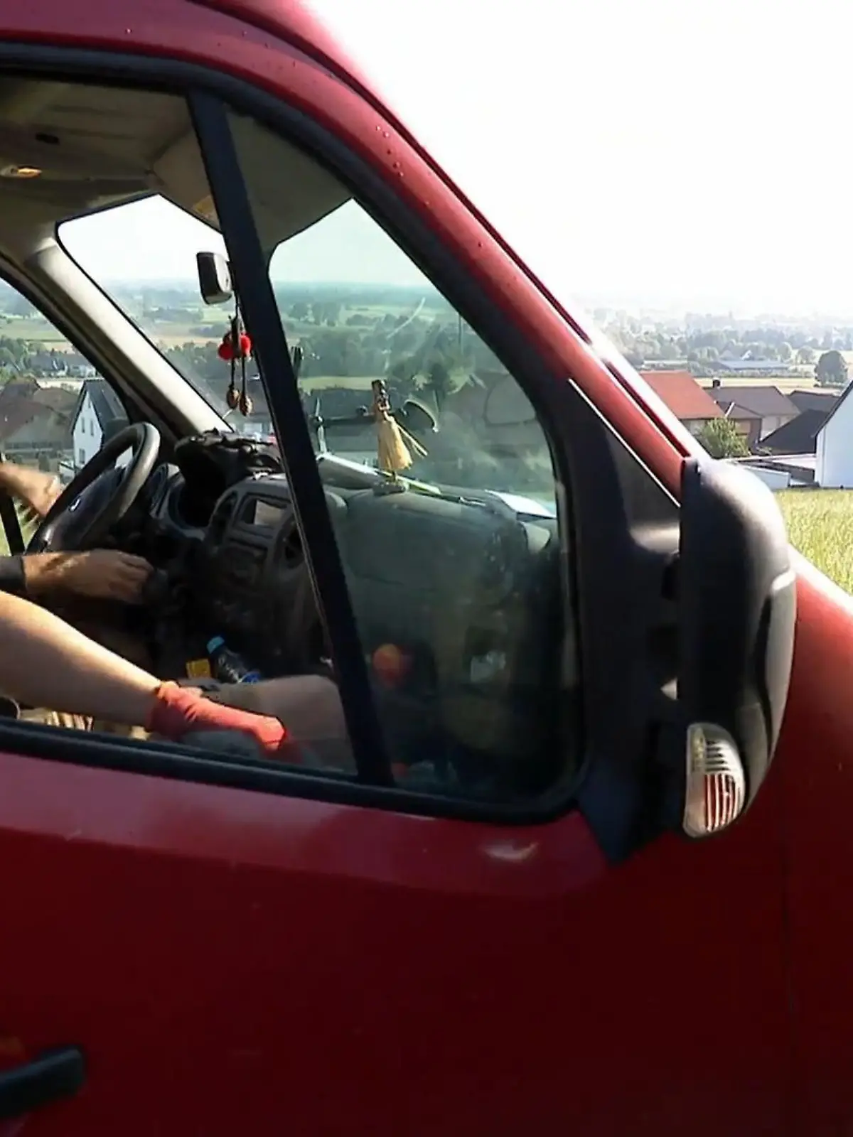 Bild zu: "Ali und Gunnar besorgen Material"