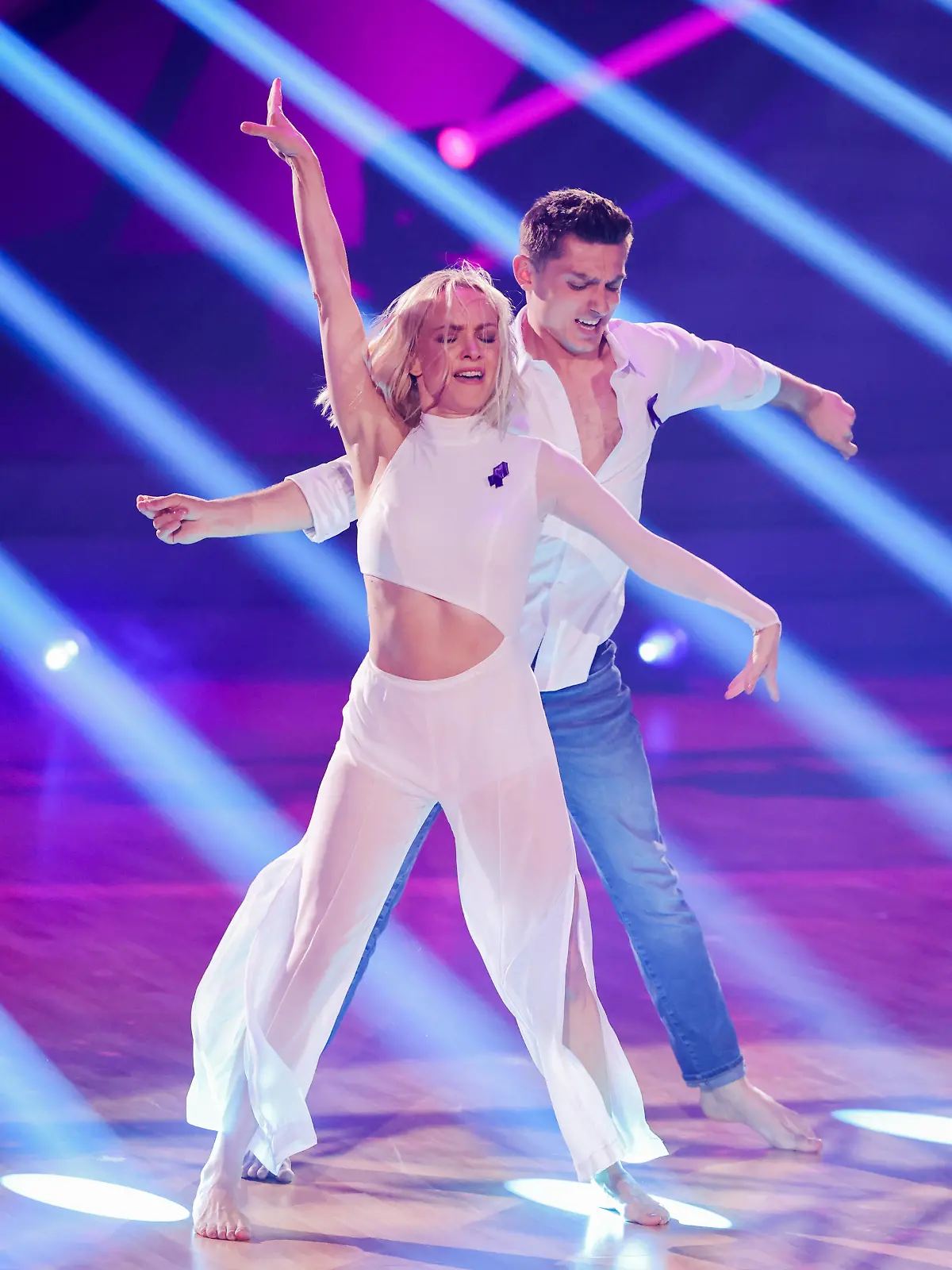 Janin Ullmann, Schauspielerin, und Zsolt Sandor Cseke, Profitänzer, tanzen in der RTL-Tanzshow "Let's Dance" im Coloneum.