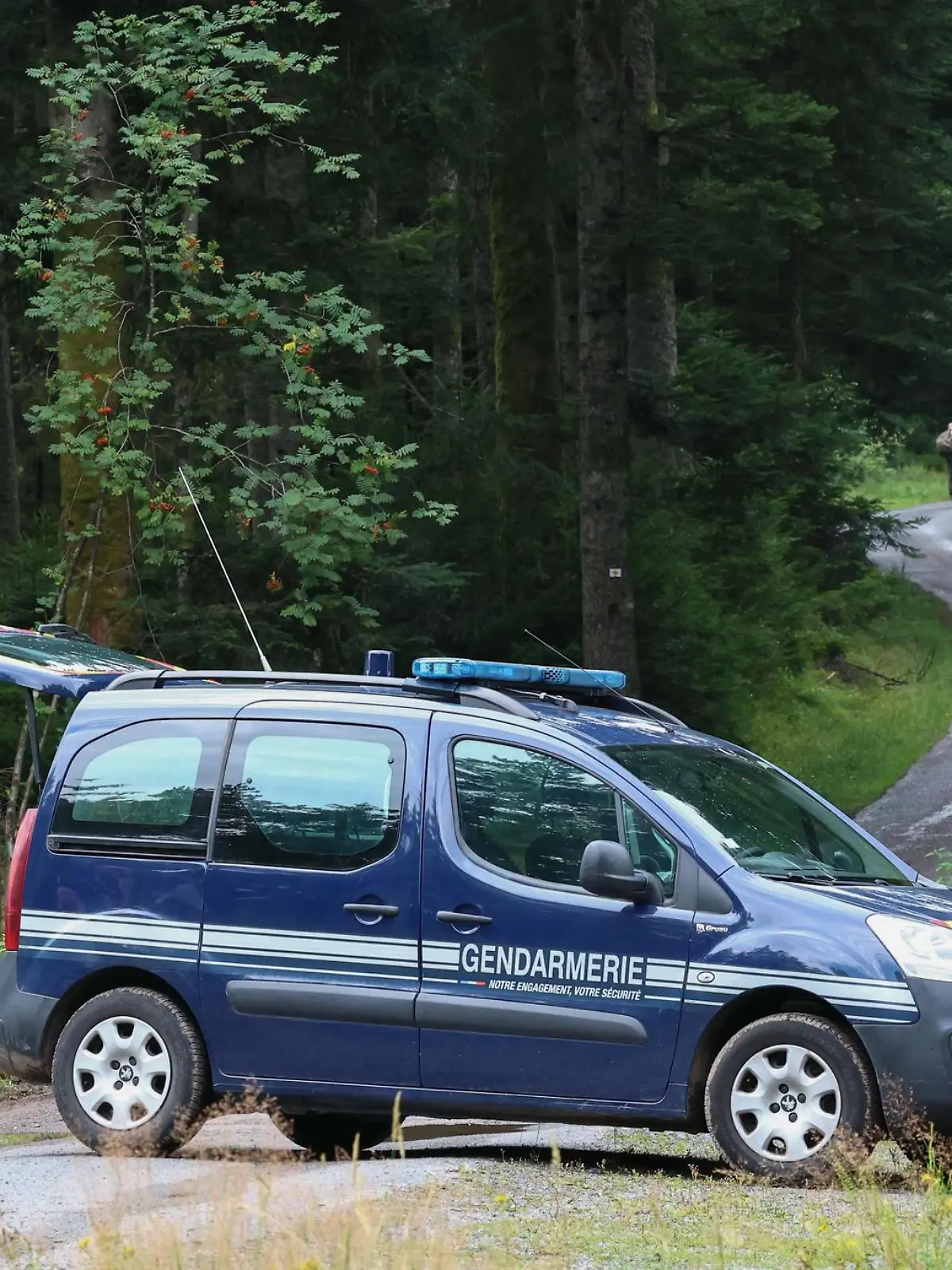 Bild zu: "Nach Leichenfund am See – jetzt steht Linas (†15) Todesursache fest"