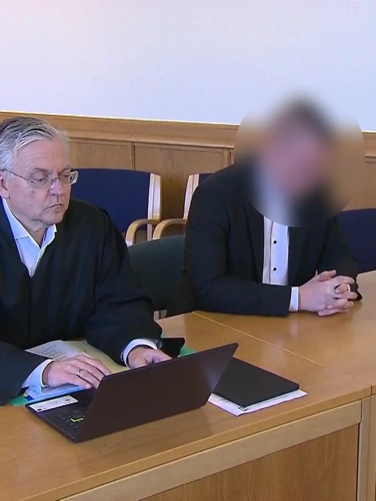 Der Angeklagte soll eine damals 16-Jährige anderen Männern zum Sex angeboten haben. Dabei habe er sie laut Staatsanwaltschaft als 19-Jährige ausgegeben. 