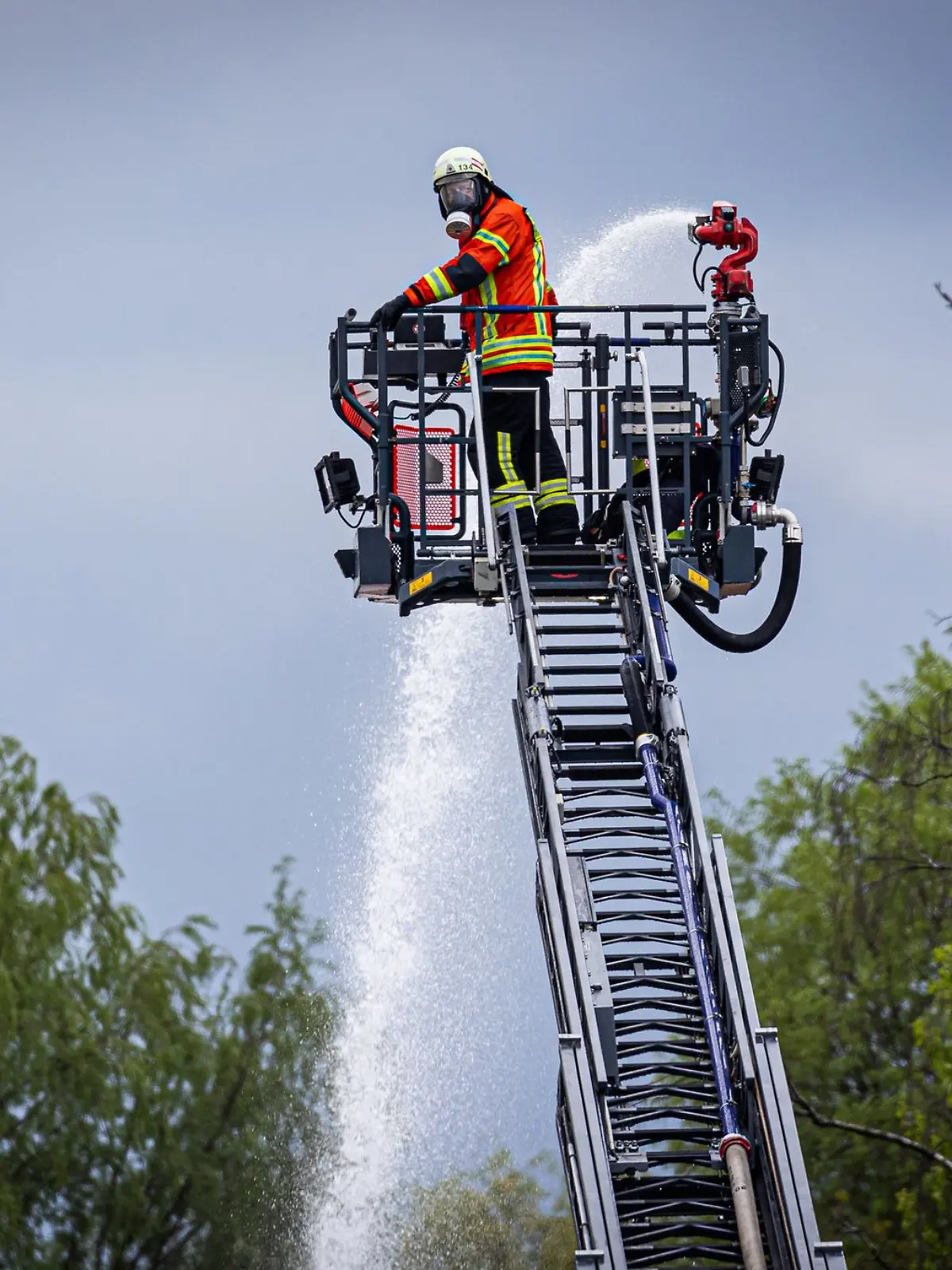 Bild zu: "Feuerwehrleute fallen 25 Meter in die Tiefe! "