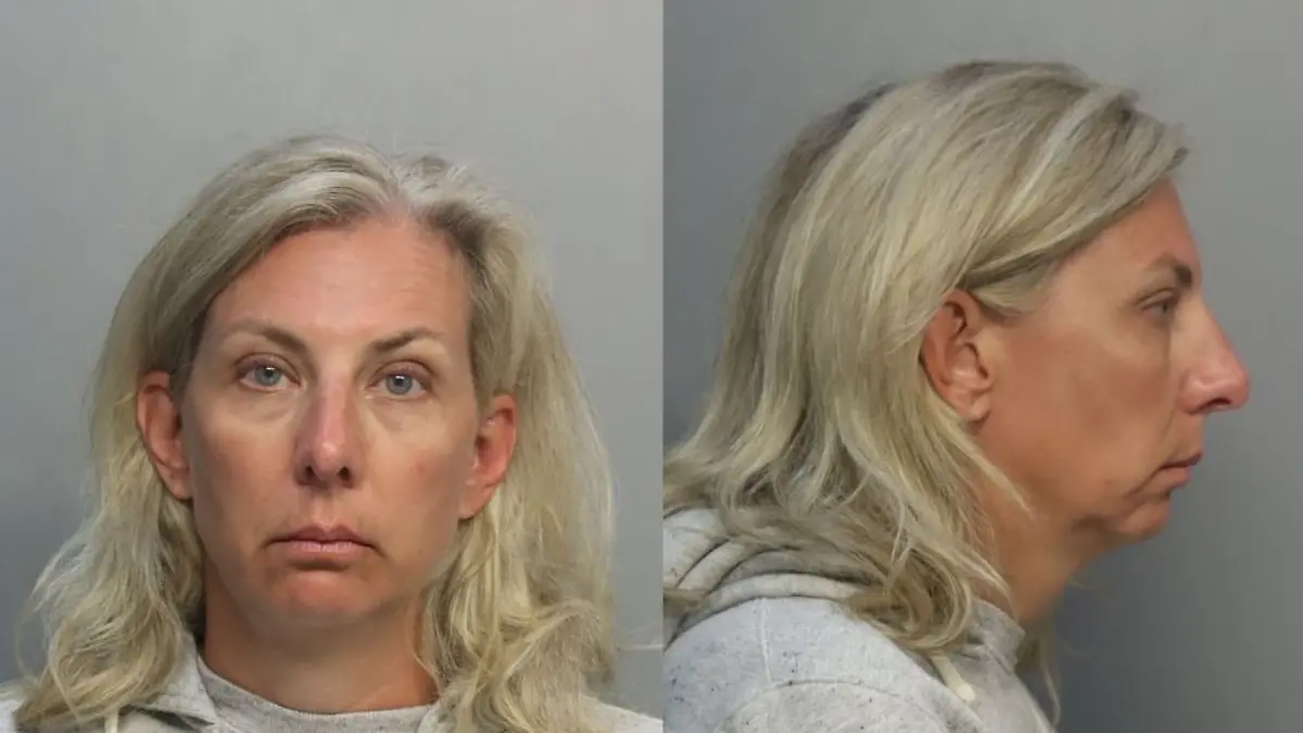 Ein Mugshot einer blonden Frau. 