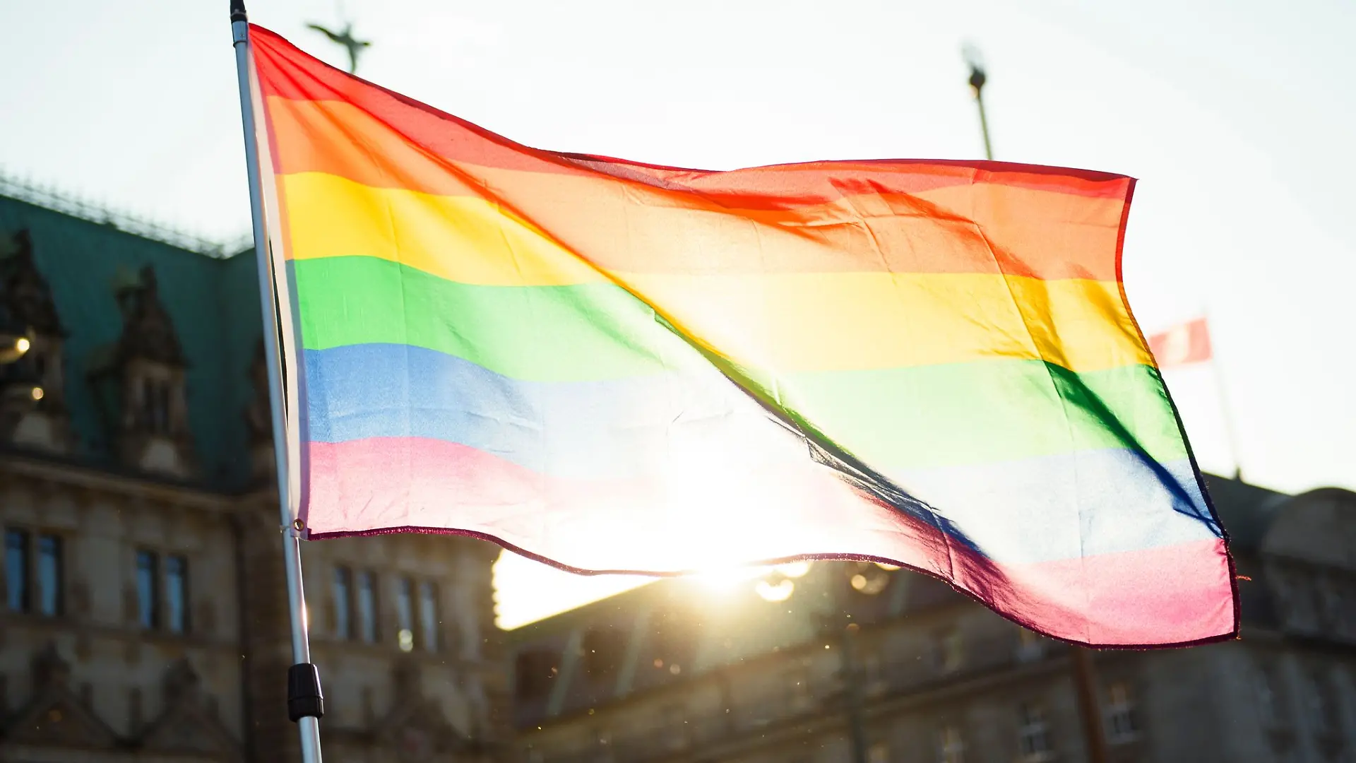 Gegen den Beschluss der Stadtvertretung Neubrandenburgs, die Regenbogenflagge vom Bahnhofsvorplatz zu verbannen, regt sich in der Stadt Widerstand.