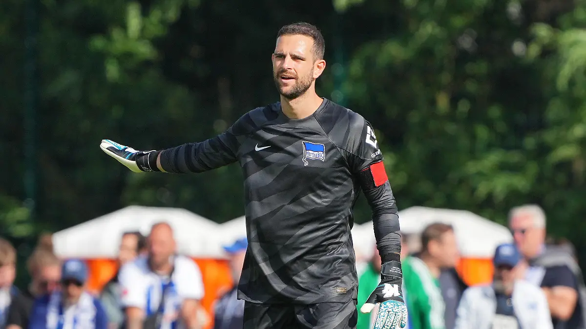 ARCHIV - 02.07.2023, Brandenburg, Stahnsdorf: Fußball: 2. Bundesliga, Testspiele, RSV Eintracht 1949 Stahnsdorf - Hertha BSC auf dem Stahnsdorfer Sportplatz. Herthas Torhüter Marius Gersbeck. (zu dpa: «Gersbeck erklärt Hertha-Rückkehr: Bauch wichtiger als Kopf») Foto: Soeren Stache/dpa - WICHTIGER HINWEIS: Gemäß den Vorgaben der DFL Deutsche Fußball Liga bzw. des DFB Deutscher Fußball-Bund ist es untersagt, in dem Stadion und/oder vom Spiel angefertigte Fotoaufnahmen in Form von Sequenzbildern und/oder videoähnlichen Fotostrecken zu verwerten bzw. verwerten zu lassen. +++ dpa-Bildfunk +++