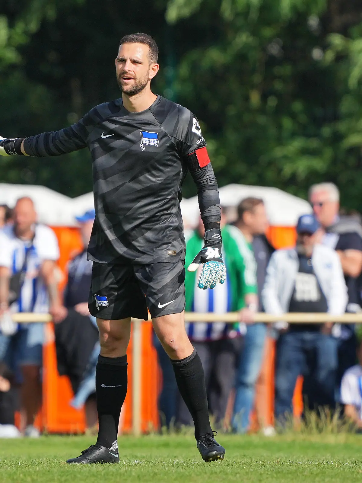 ARCHIV - 02.07.2023, Brandenburg, Stahnsdorf: Fußball: 2. Bundesliga, Testspiele, RSV Eintracht 1949 Stahnsdorf - Hertha BSC auf dem Stahnsdorfer Sportplatz. Herthas Torhüter Marius Gersbeck. (zu dpa: «Gersbeck erklärt Hertha-Rückkehr: Bauch wichtiger als Kopf») Foto: Soeren Stache/dpa - WICHTIGER HINWEIS: Gemäß den Vorgaben der DFL Deutsche Fußball Liga bzw. des DFB Deutscher Fußball-Bund ist es untersagt, in dem Stadion und/oder vom Spiel angefertigte Fotoaufnahmen in Form von Sequenzbildern und/oder videoähnlichen Fotostrecken zu verwerten bzw. verwerten zu lassen. +++ dpa-Bildfunk +++