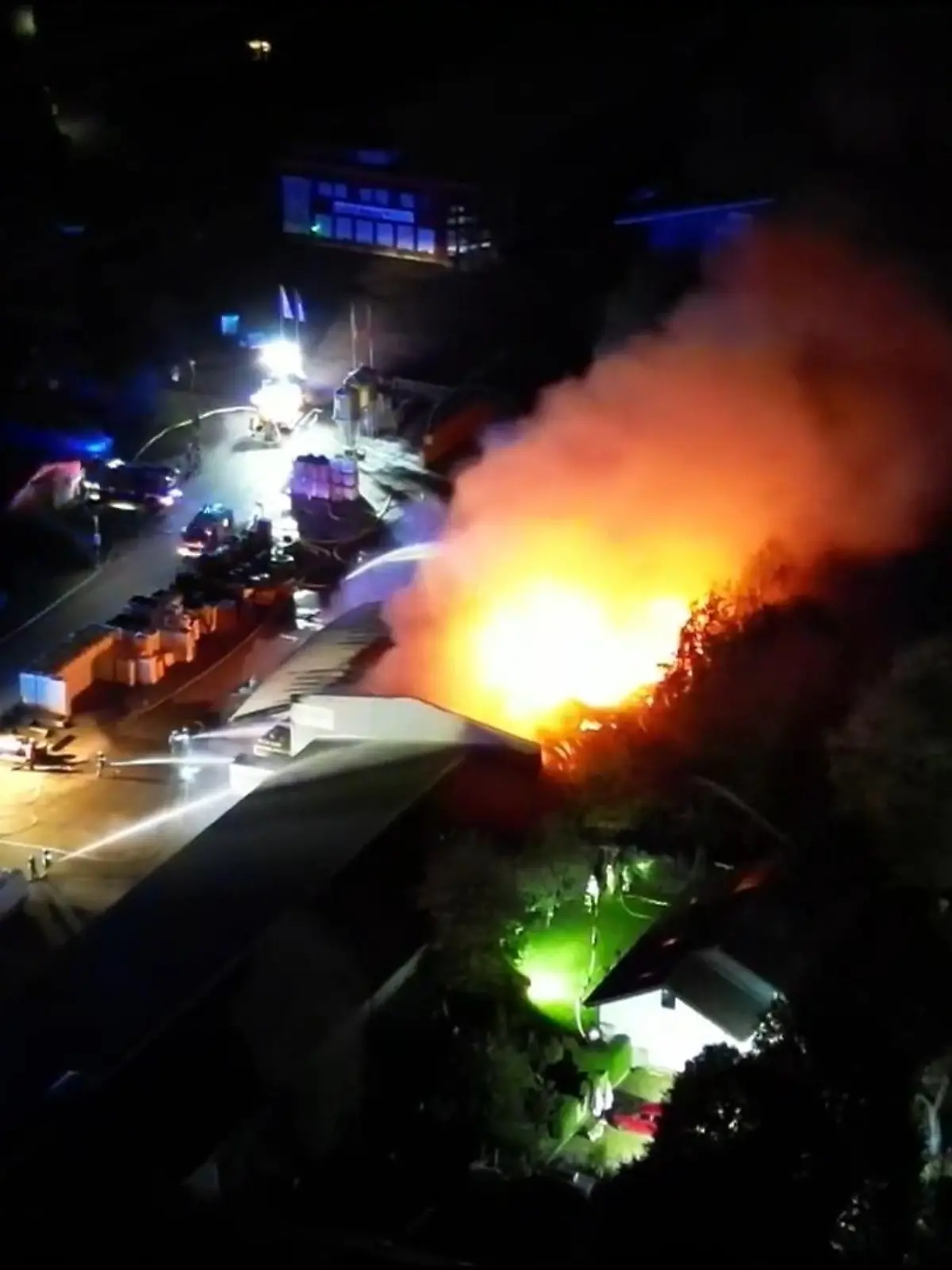 Bild zu: "Großbrand in Lagerhalle"