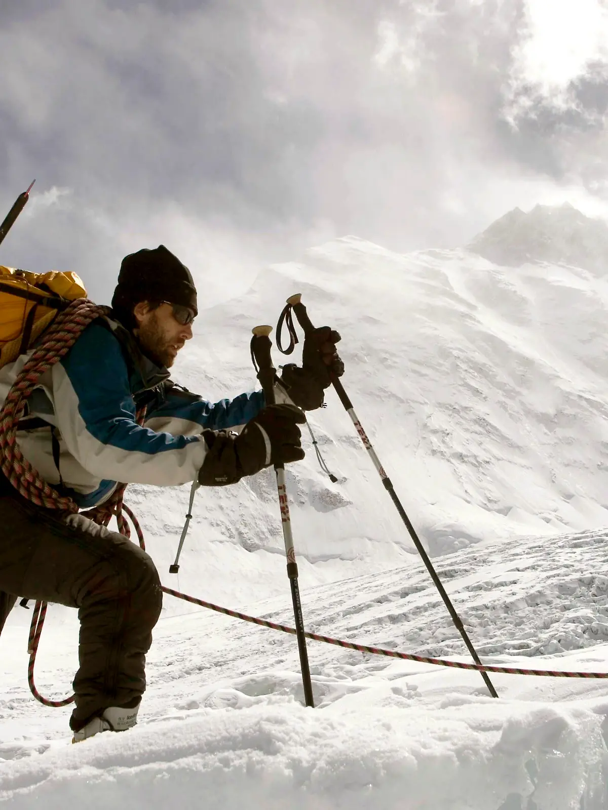 Erik Weihenmayer beim Aufstieg durch eine schneebedeckte Berglandschaft.