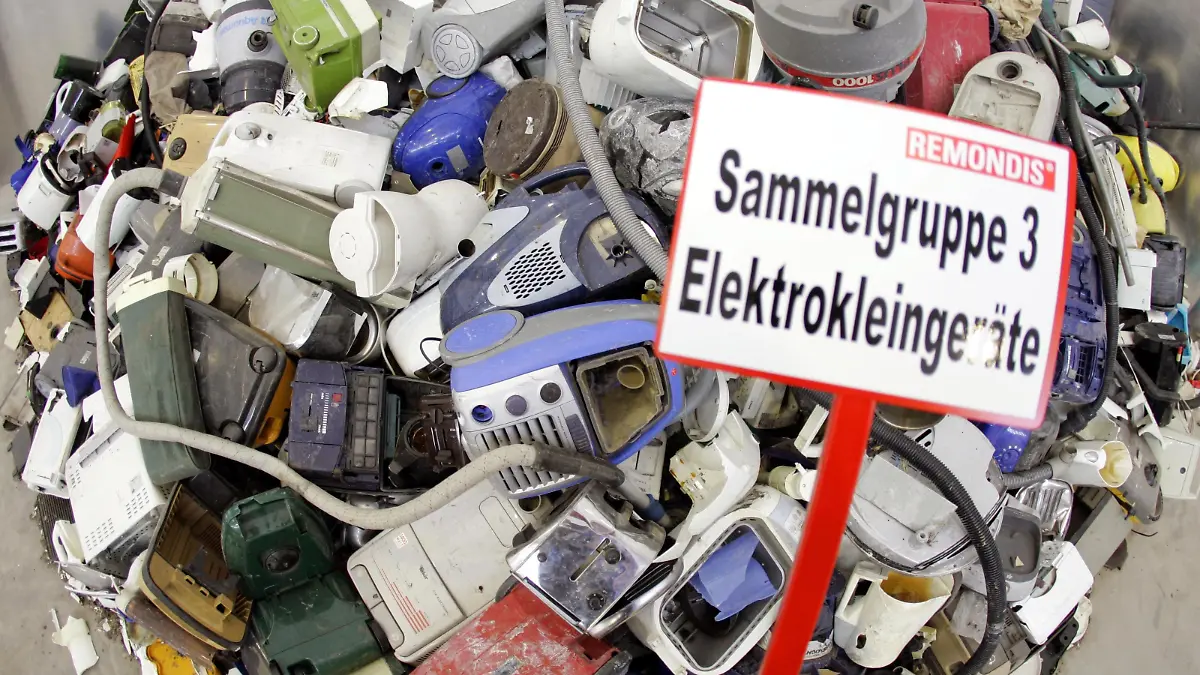 Ausrangierte Elektrogeräte liegen am Freitag (24.03.2006) in Lünen vor der Inbetriebnahme eines Zentrums für die Aufbereitung von Elektroschrott von Deutschlands größtem Entsorger Remondis auf einem Haufen. Ausgediente Elektrogeräte dürfen seit Freitag nicht mehr in die graue Restmülltonne. Sämtliche Altgeräte - vom Handy bis zur Tiefkühltruhe - müssen separat gesammelt werden. Nach dem Elektro- und Elektronikgerätegesetz (ElektroG) übernehmen die Hersteller künftig die Entsorgungskosten. Foto: Bernd Thissen dpa/lnw +++(c) dpa - Report+++