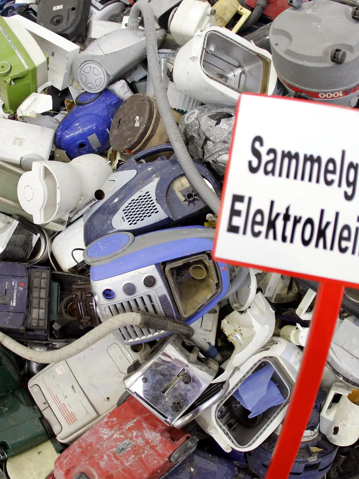 Ausrangierte Elektrogeräte liegen am Freitag (24.03.2006) in Lünen vor der Inbetriebnahme eines Zentrums für die Aufbereitung von Elektroschrott von Deutschlands größtem Entsorger Remondis auf einem Haufen. Ausgediente Elektrogeräte dürfen seit Freitag nicht mehr in die graue Restmülltonne. Sämtliche Altgeräte - vom Handy bis zur Tiefkühltruhe - müssen separat gesammelt werden. Nach dem Elektro- und Elektronikgerätegesetz (ElektroG) übernehmen die Hersteller künftig die Entsorgungskosten. Foto: Bernd Thissen dpa/lnw +++(c) dpa - Report+++