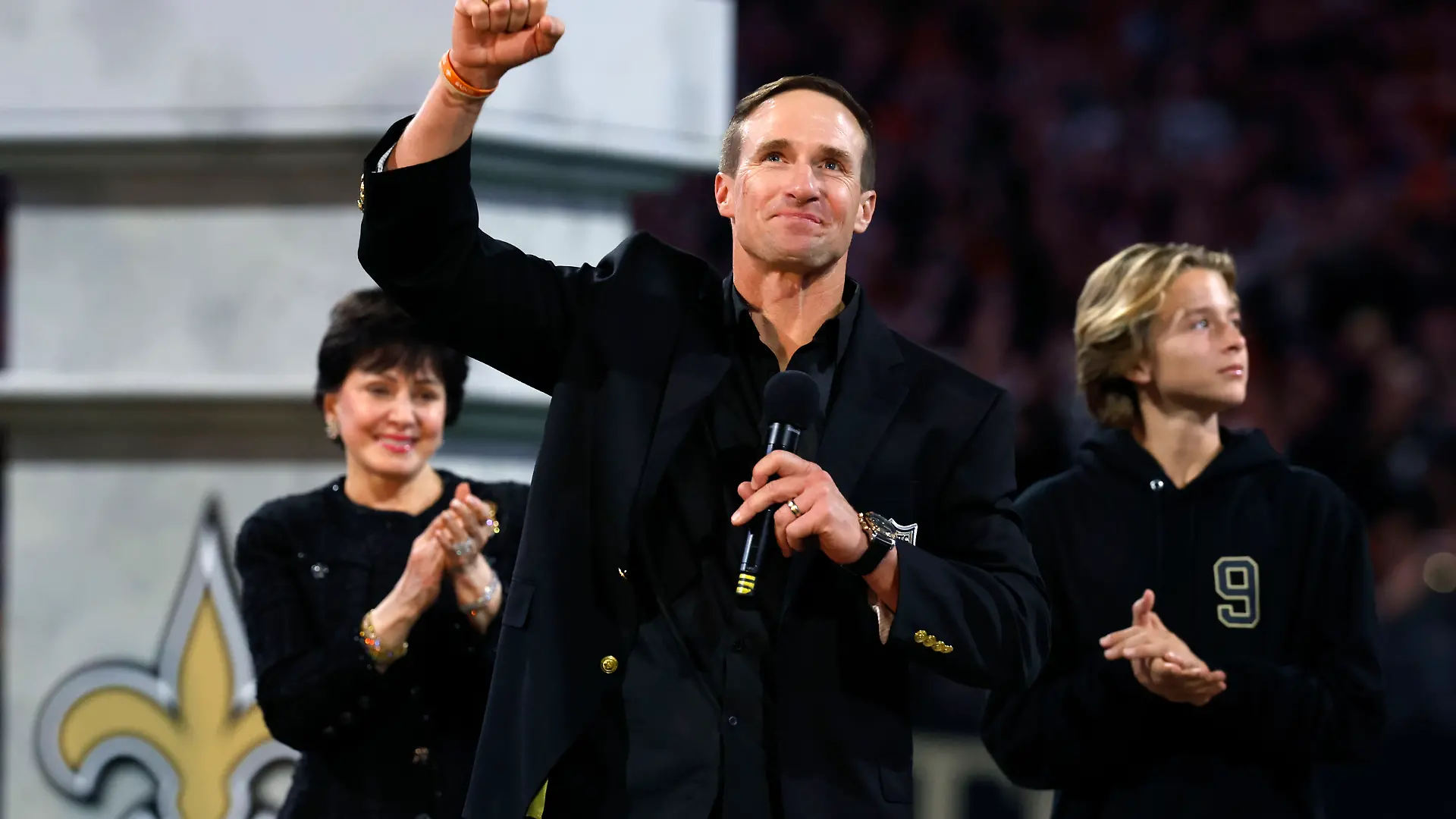 Der ehemalige Saints-Quarterback Drew Brees wurde in der Halbzeitpause in die Hall of Fame des Clubs aufgenommen.